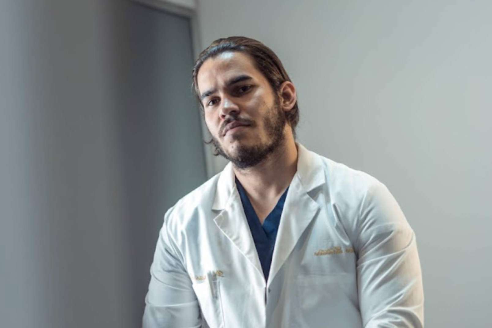 El microinjerto FUE zafiro para hombres y mujeres, de la mano del doctor Jesús Mora y Capilar Innovation Clinic