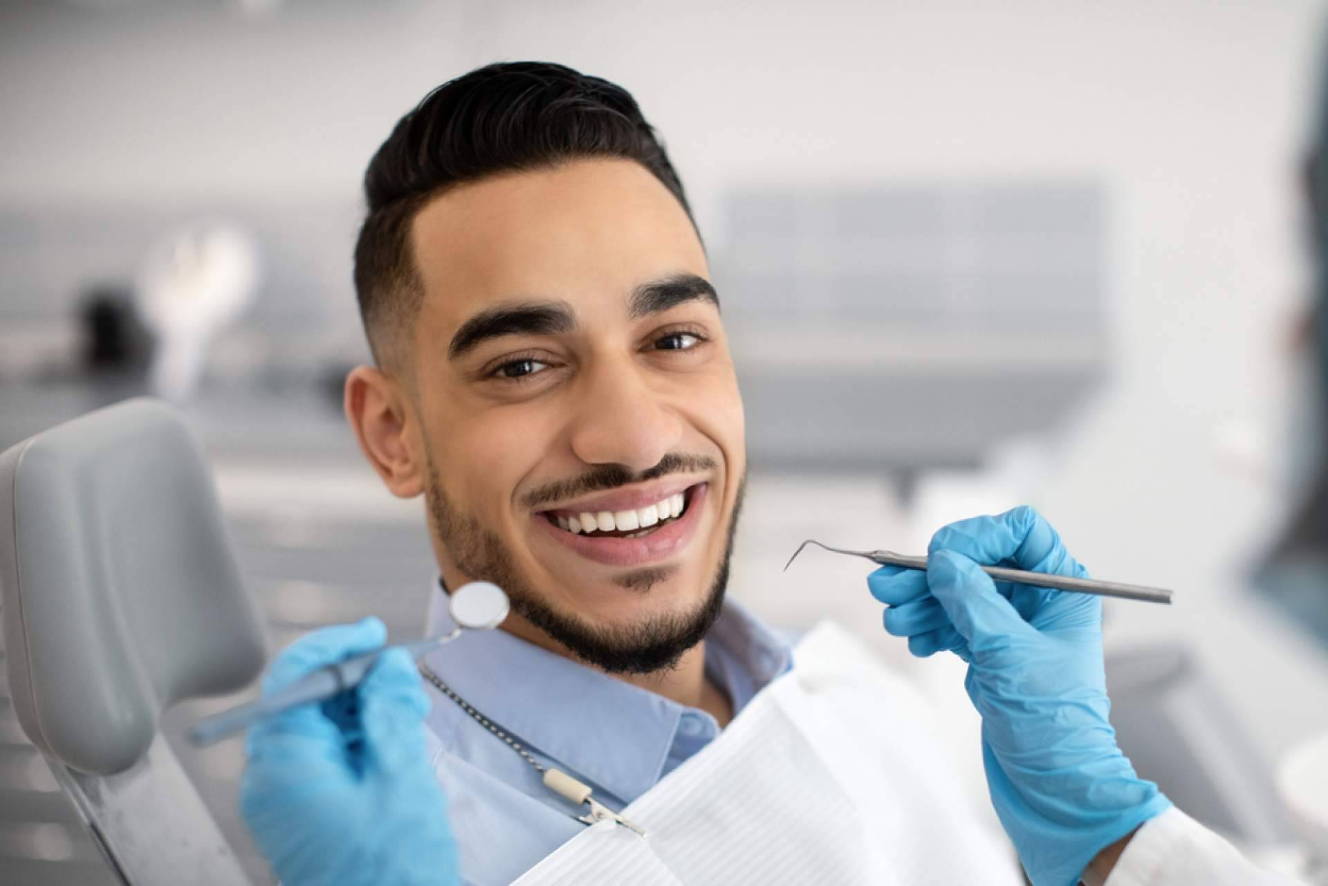Aplicación de carillas dentales en Málaga, con Clínica Dentinos