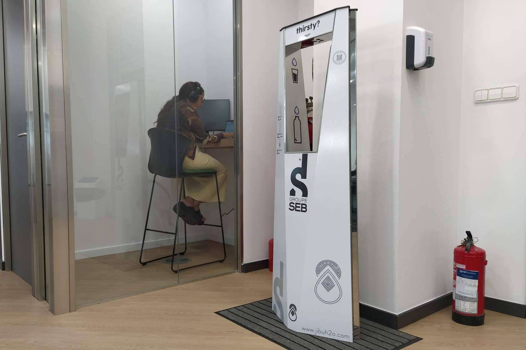 La empresa Jibu H2O es especialista en la venta de fuentes de agua potable para instalar en las escuelas y universidades