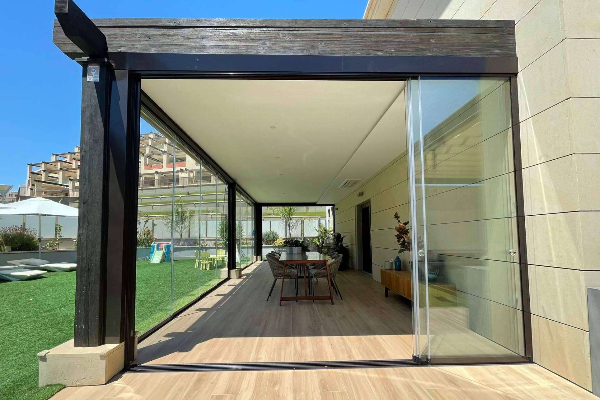 Las cortinas de cristal Airclos son una de las alternativas cada vez más elegidas por los interioristas