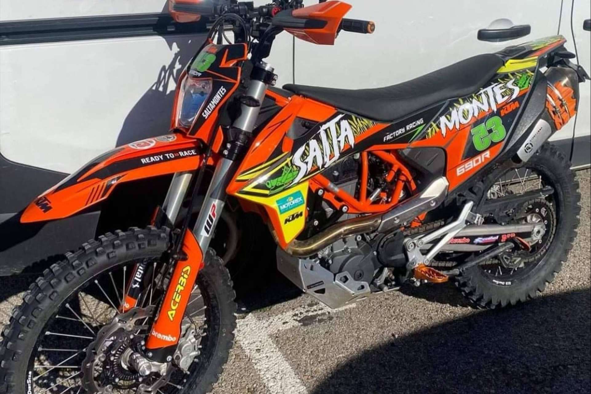 Adhesivos personalizados para motos off road disponibles en ADHESIVOSEMBARRADOS