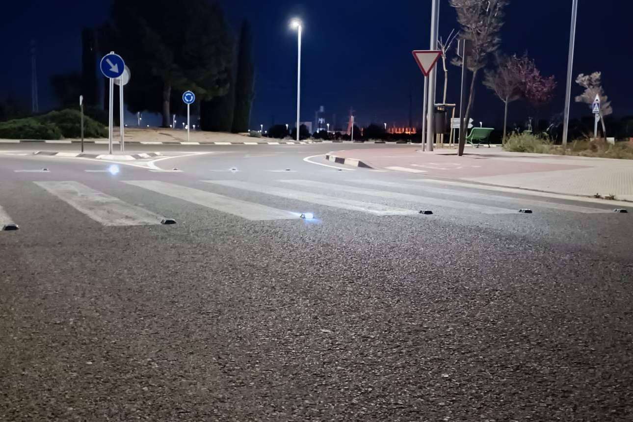Incrementar la visibilidad nocturna en la carretera con los captafaros solares LED de Abadecom