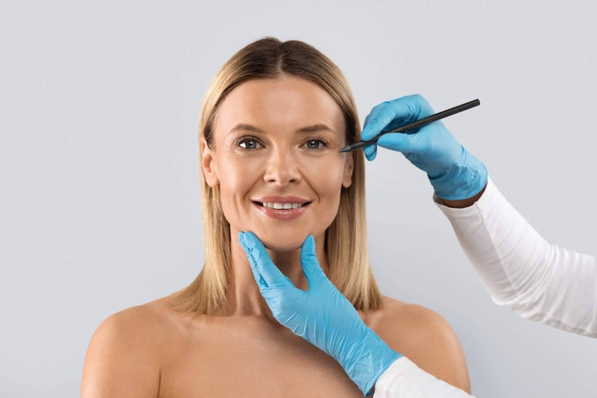 Blefaroplastia no quirúrgica ayuda a tratar párpados superiores e inferiores cuando existe piel redundante