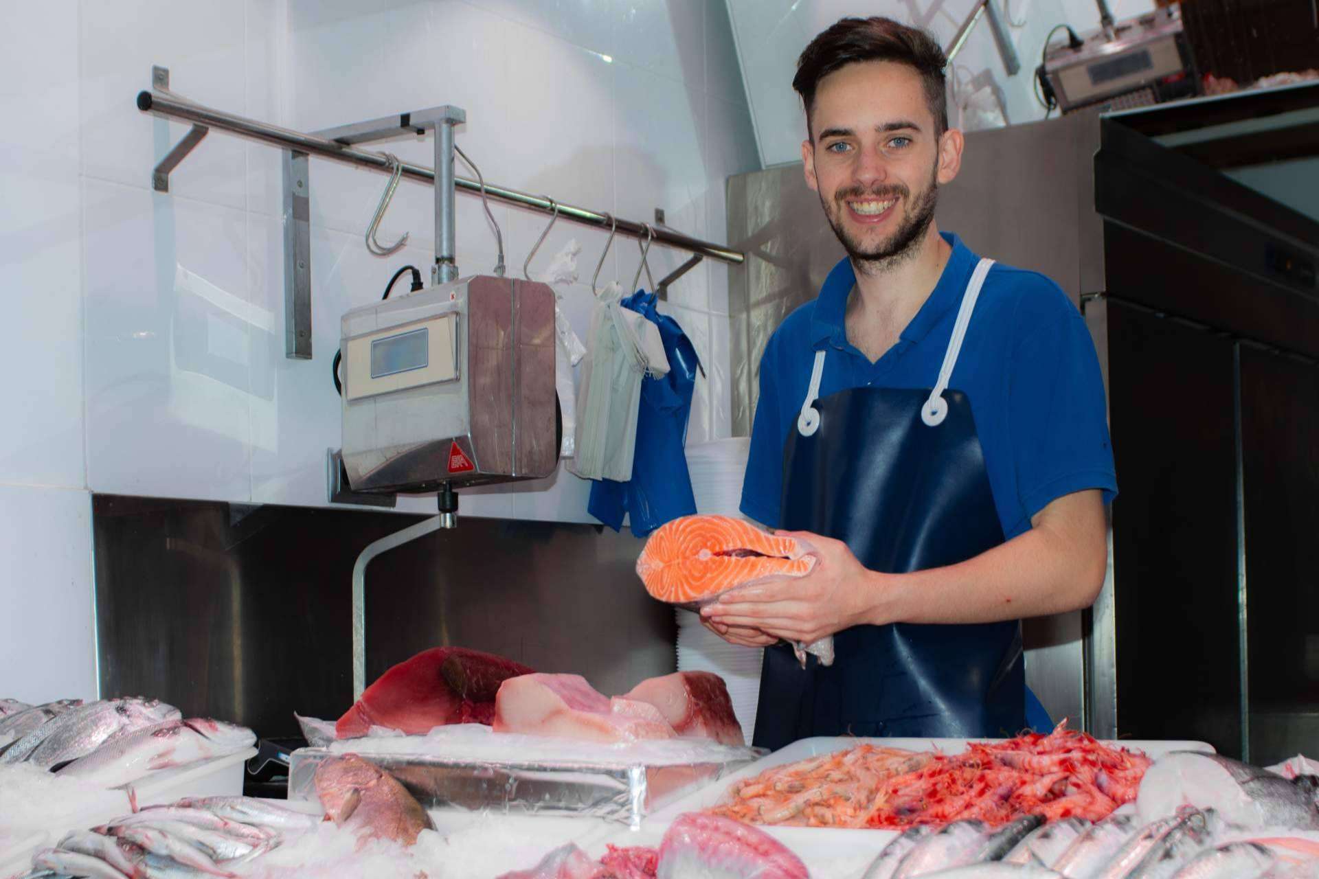 La pescadería tradicional entra en el comercio en línea y lleva el pescado fresco a cada casa