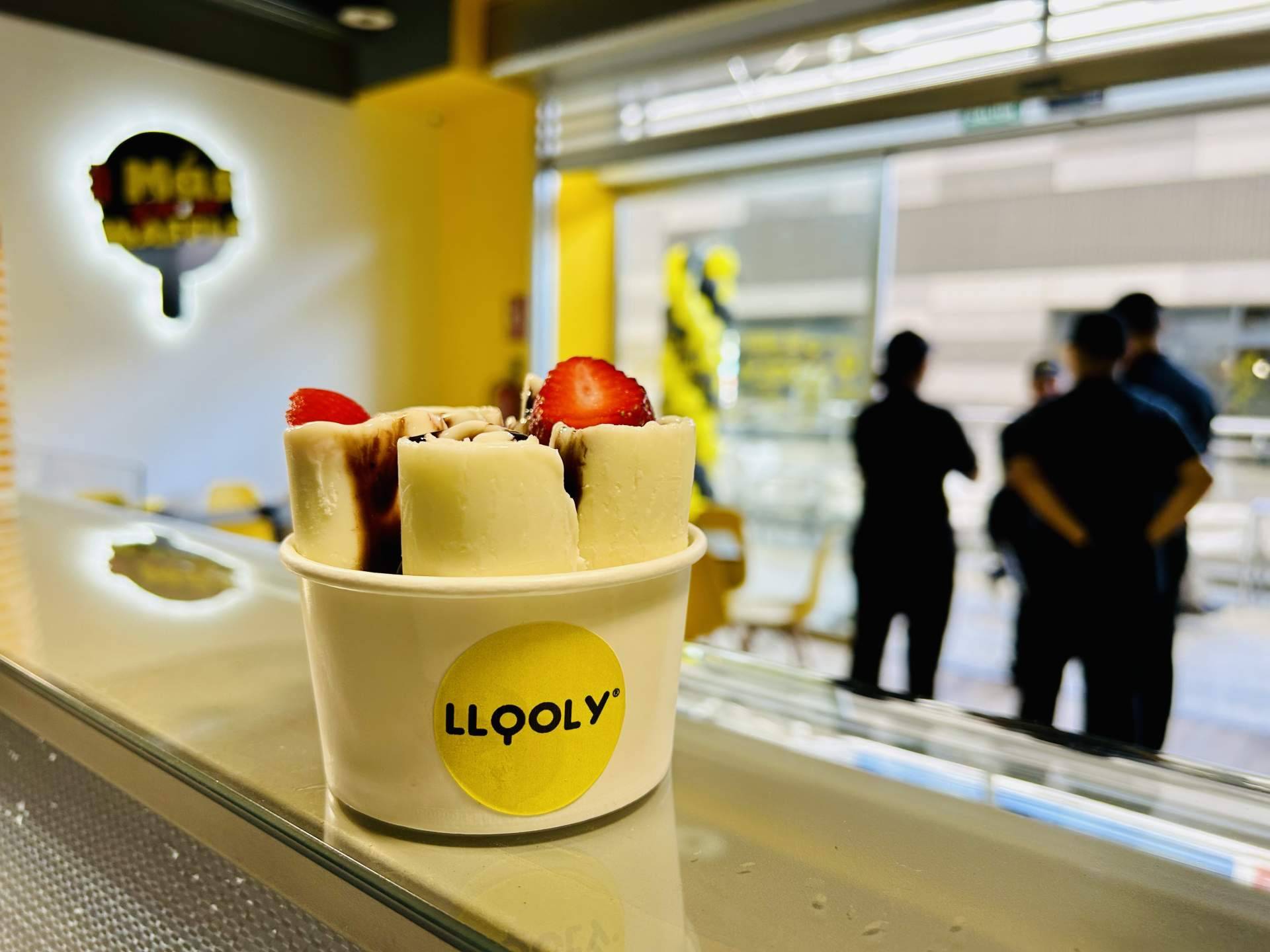 Rollitos de helados a la plancha elaborados con ingredientes 100 % naturales, de Llooly