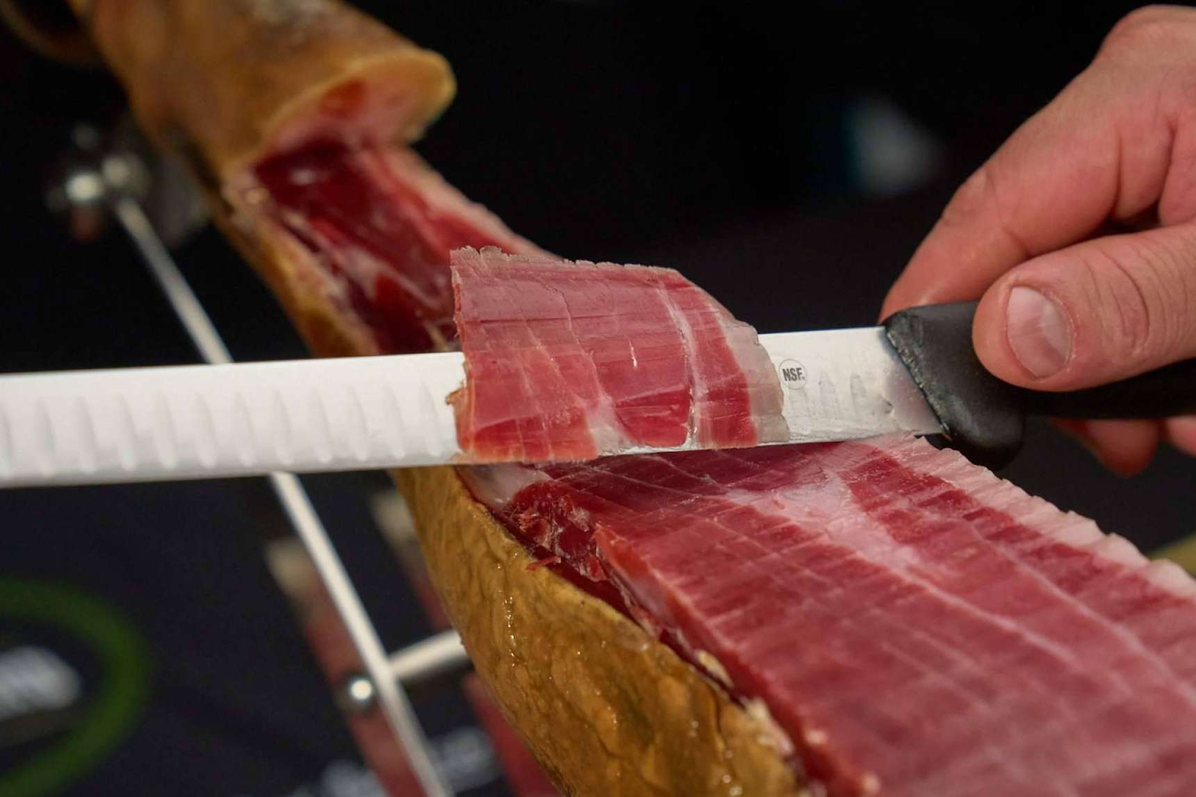 Adquirir el jamón bellota 100% ibérico de la marca Jamones Caballero