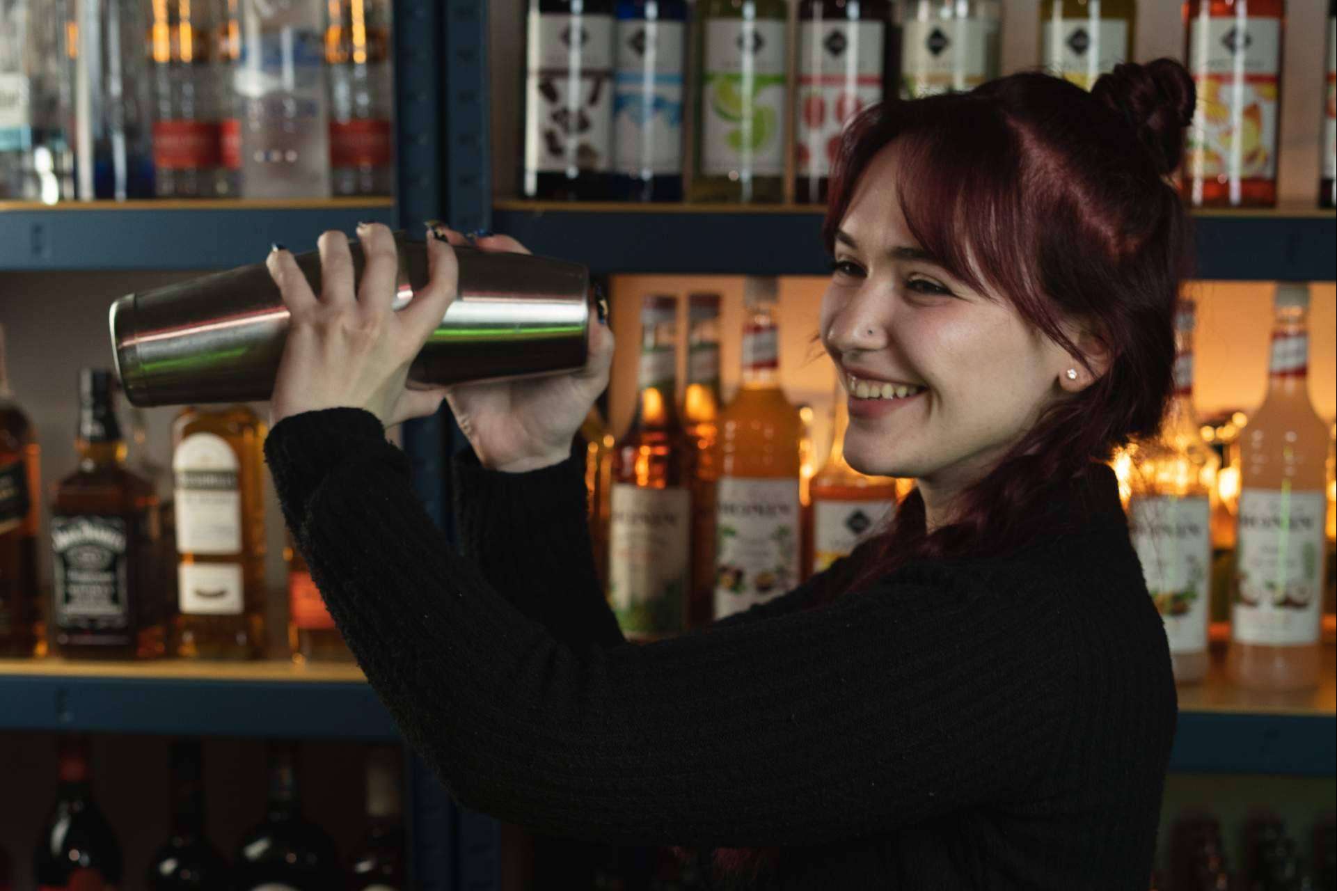 Forjar maestros de la coctelería a través de la experiencia práctica, el curso de bartender profesional