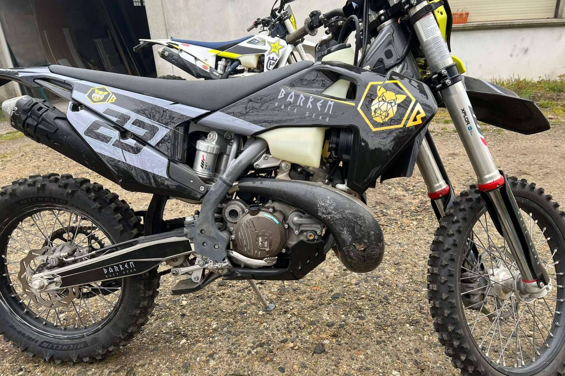 ADHESIVOSEMBARRADOS, el servicio de adhesivos personalizados moto