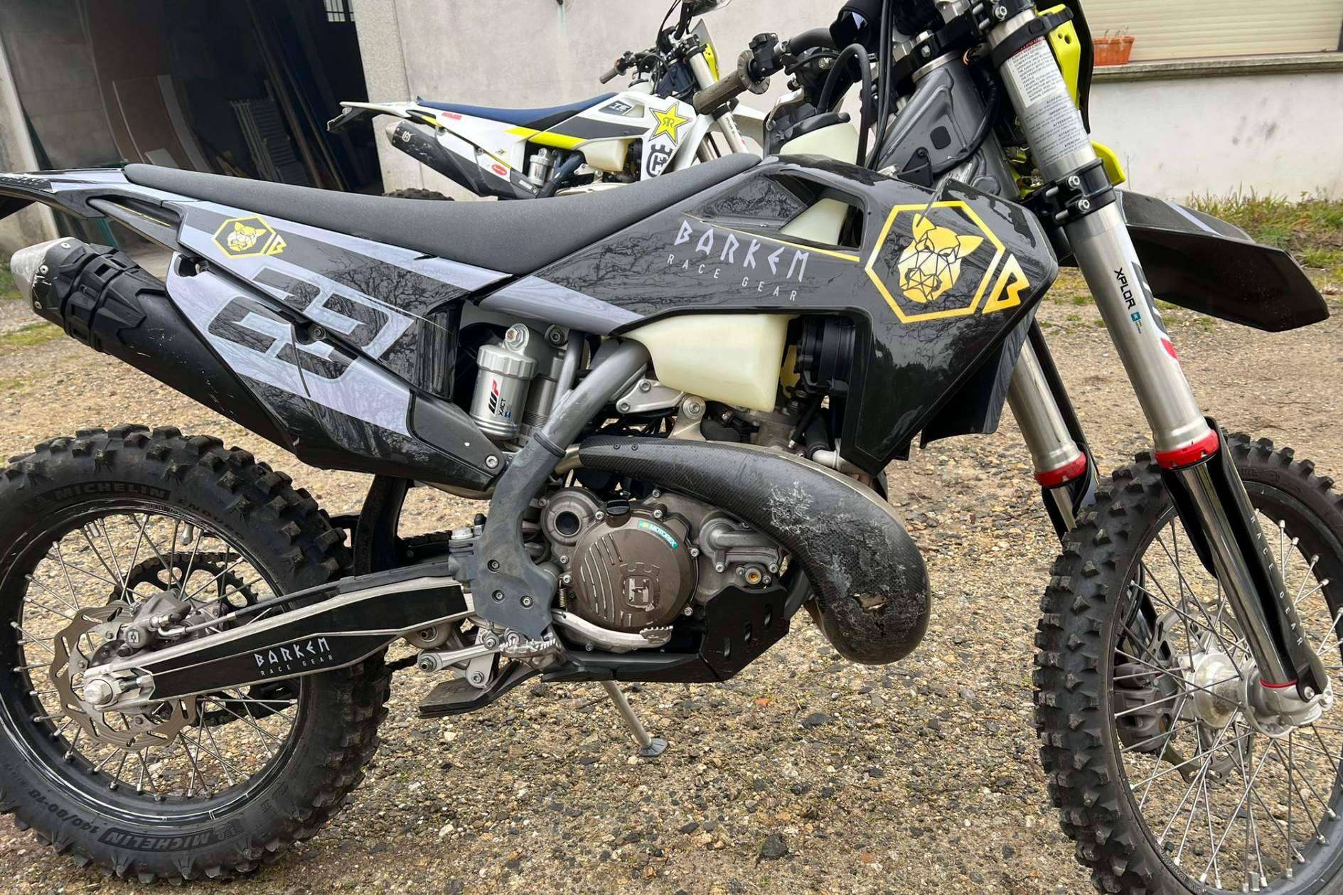 ADHESIVOSEMBARRADOS dispone de adhesivos motocross