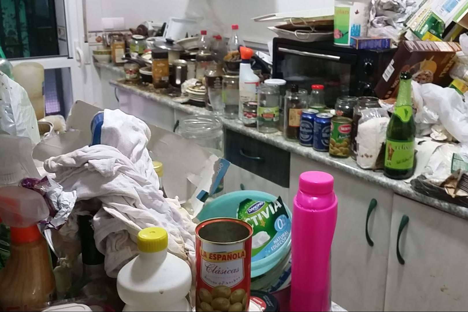 El día a día de los limpiadores extremos; cientos de kilos de basura y cero miedo