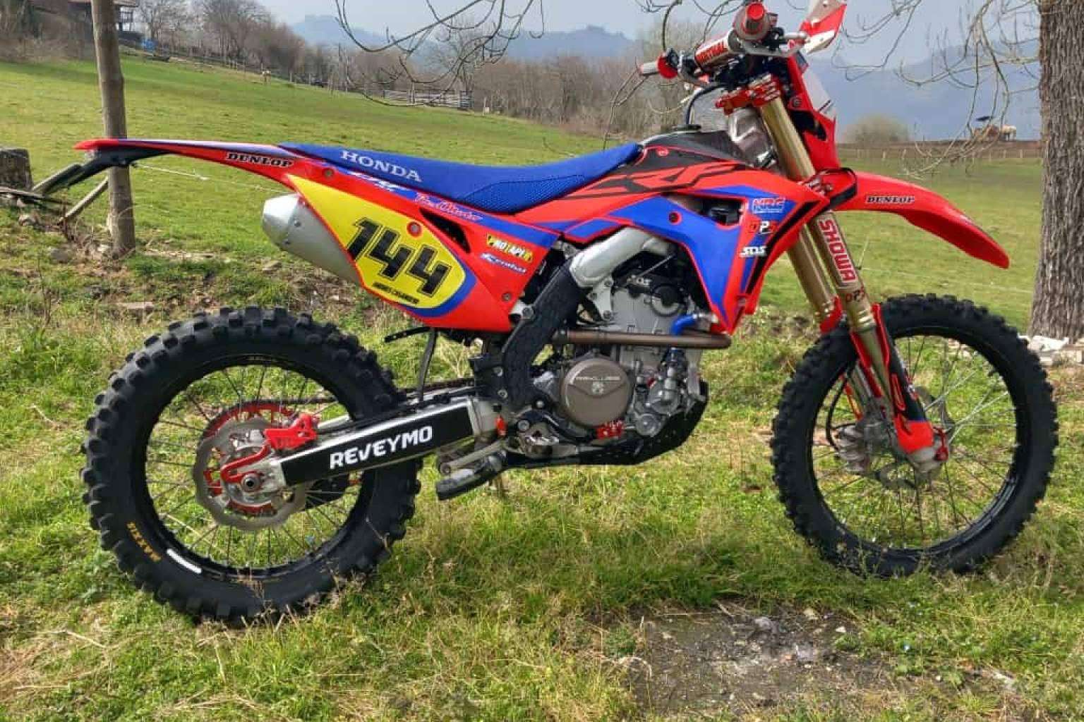 ADHESIVOSEMBARRADOS ofrece adhesivos personalizados para motocross