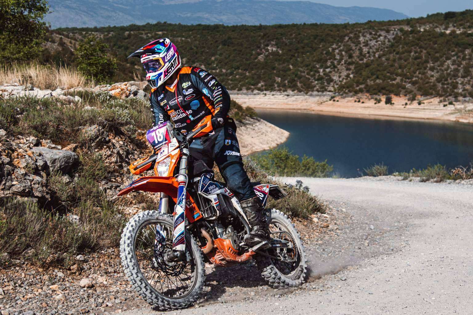 ADHESIVOSEMBARRADOS pone a disposición adhesivos para moto offroad
