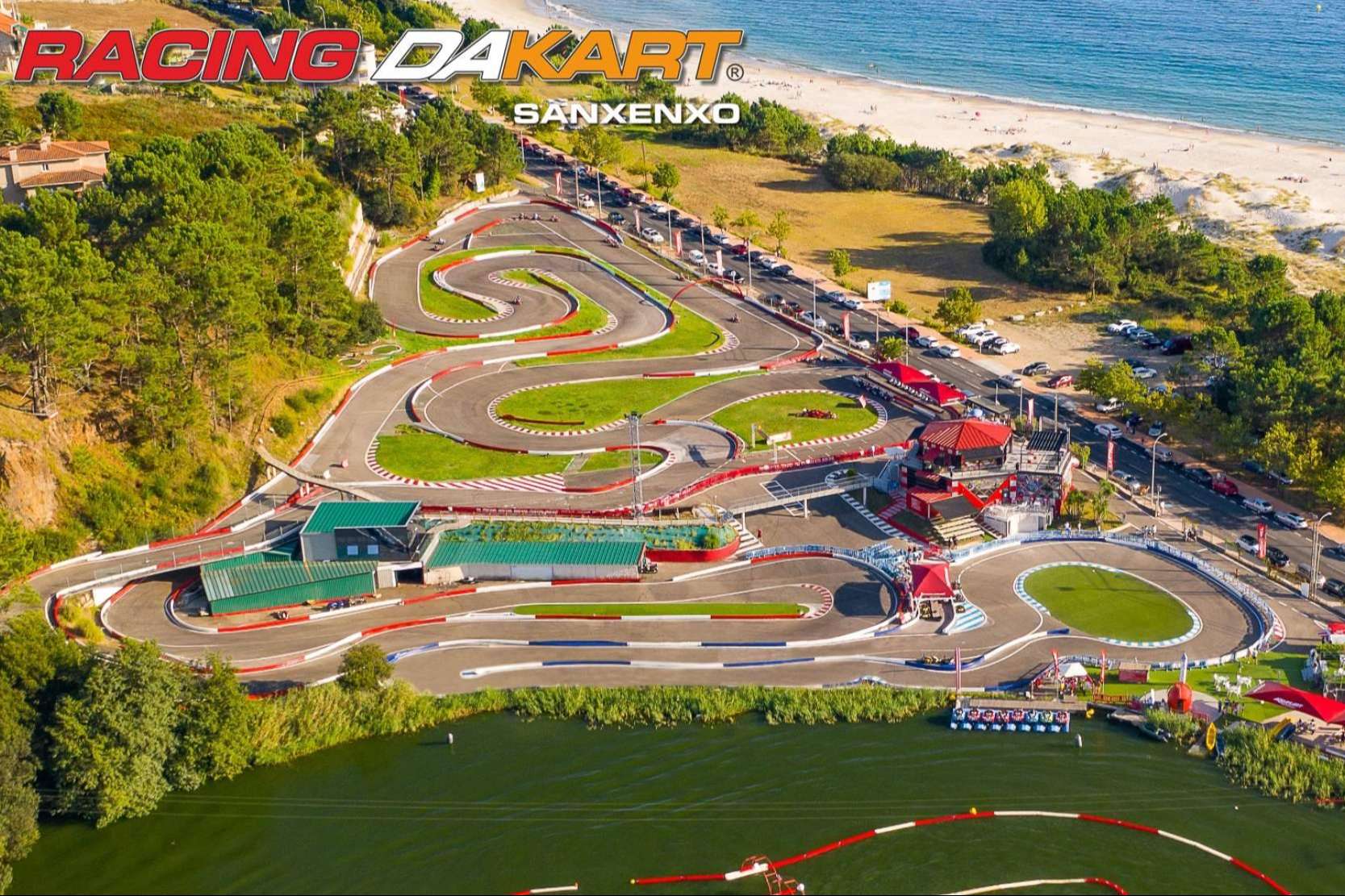 La emoción de ser piloto de carreras en el circuito de karting de Sanxenxo