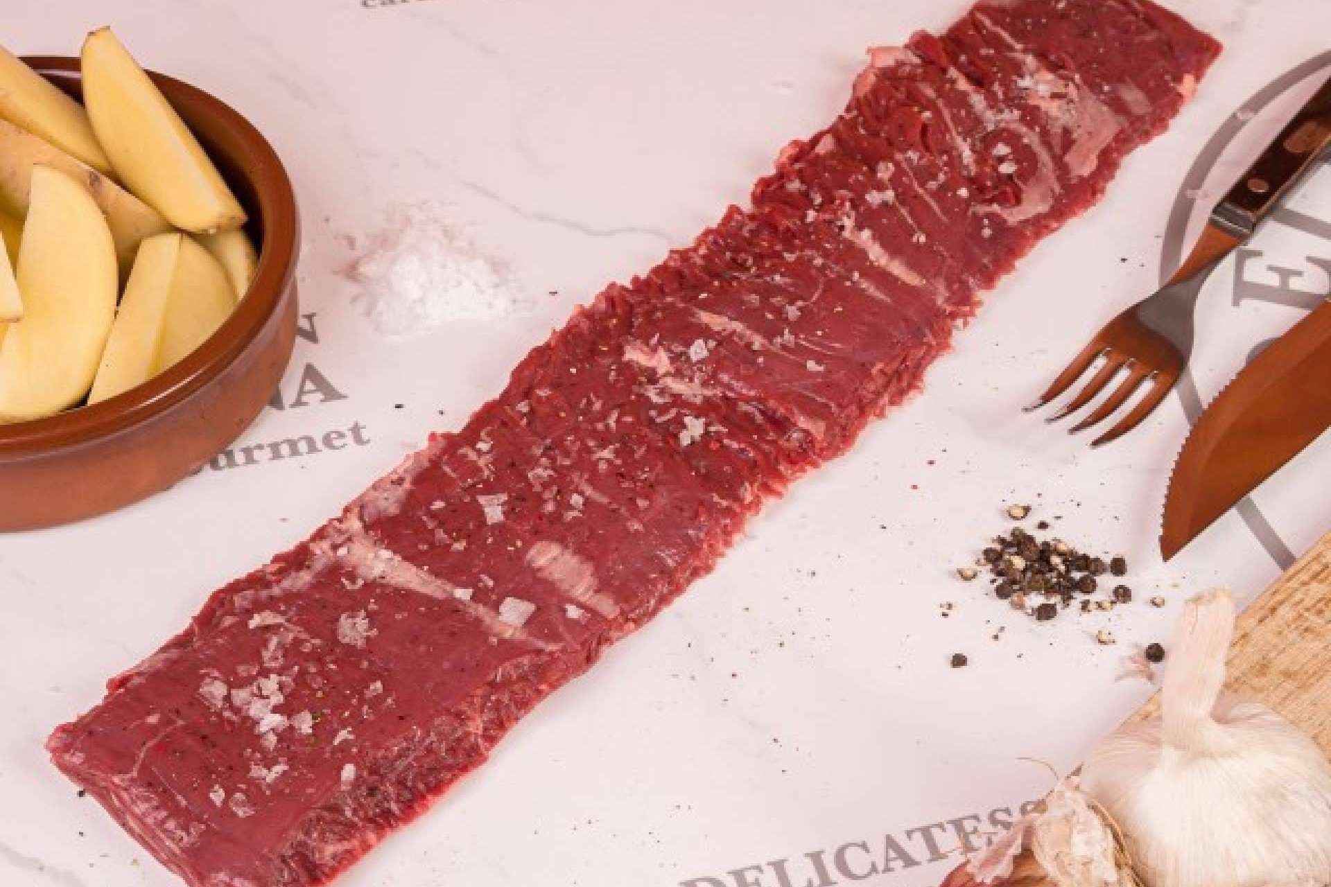 Corte gourmet de entraña de ternera con el trabajo de Delicatessen Argentina