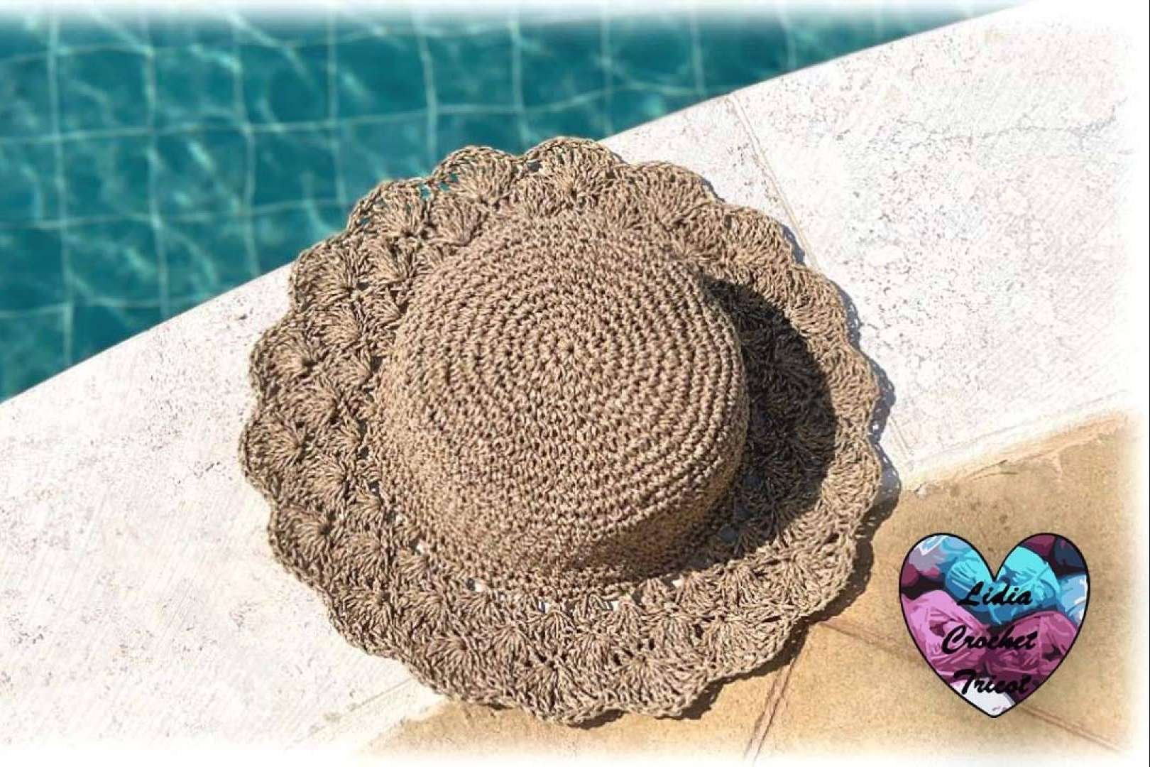Estilo y protección contra el sol en el outfit de verano con los sombreros a crochet