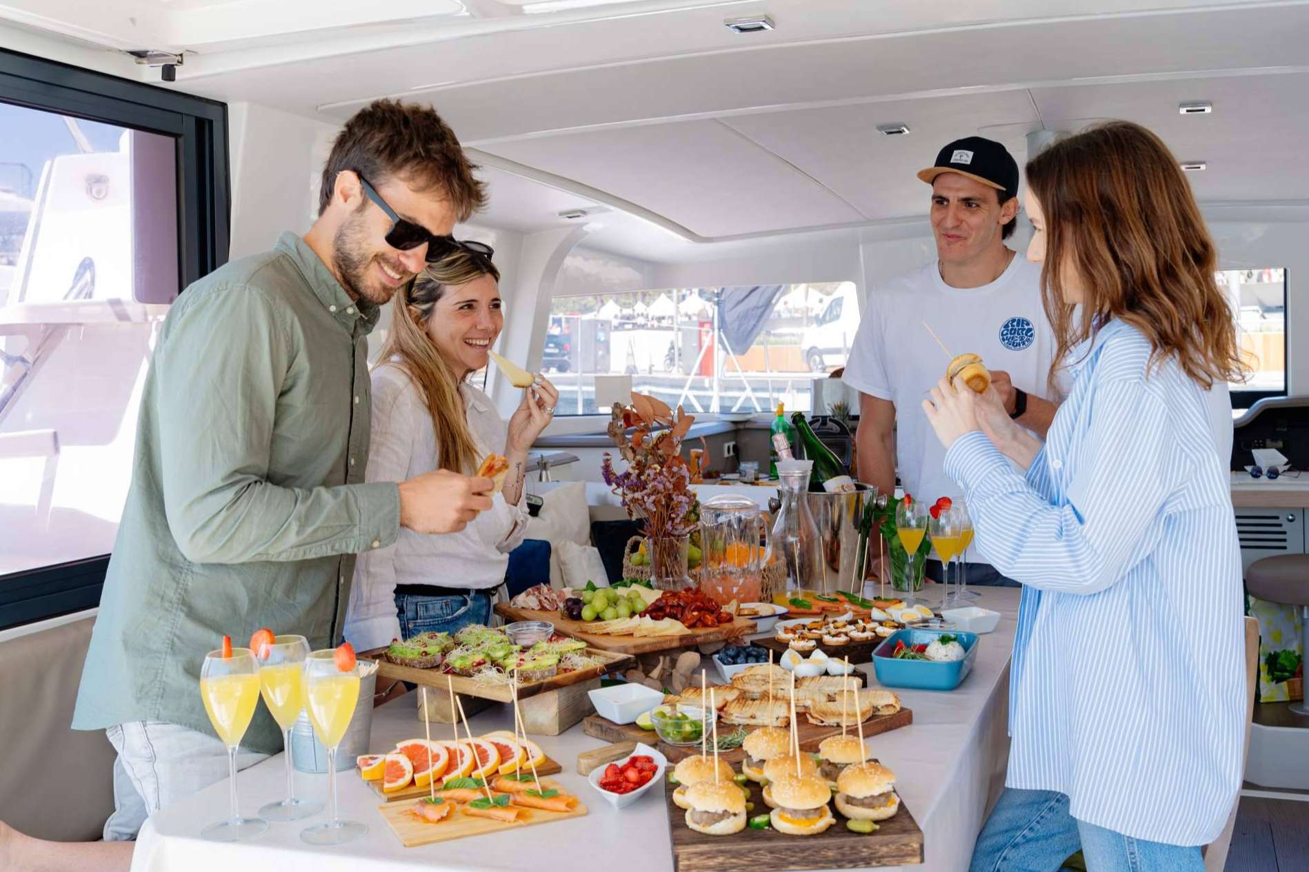 Sondevela destaca con una experiencia exclusiva de brunch en Barcelona, a bordo de su catamarán