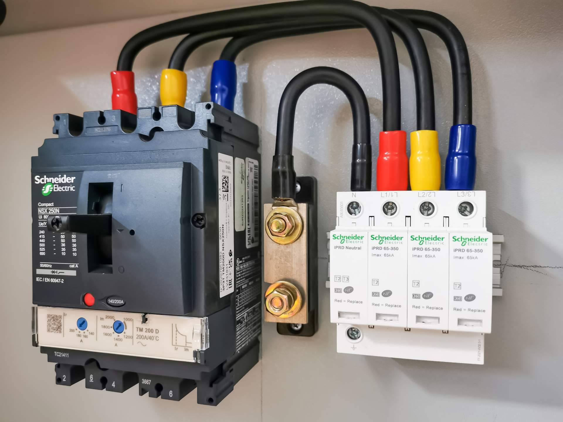 En Cadenza Electric es posible comprar material Schneider online a un excelente precio y pagar a 30 o 60 días
