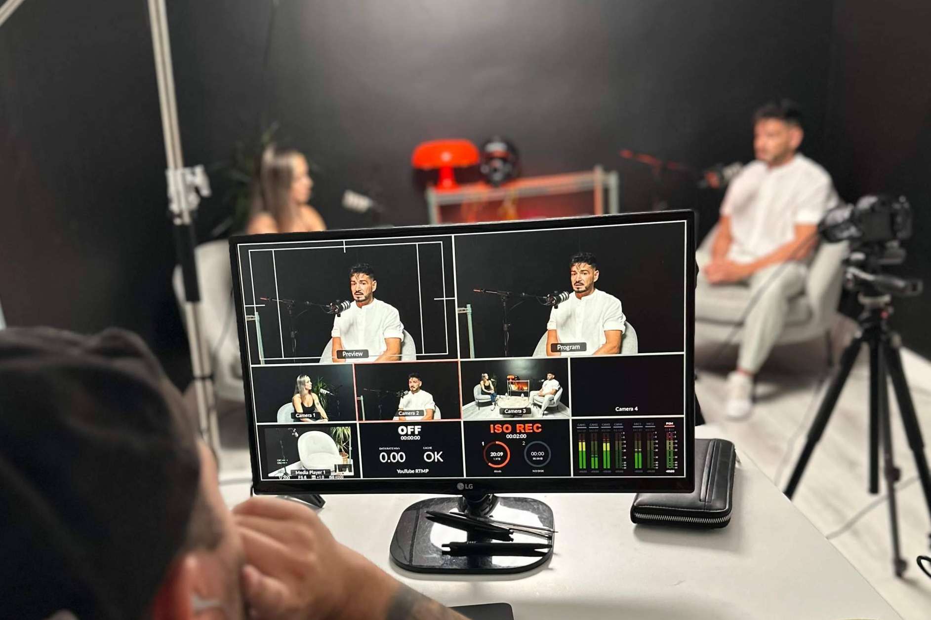 La Productora de Podcast Favorita de los Creadores de Contenido Qué Onda Studios