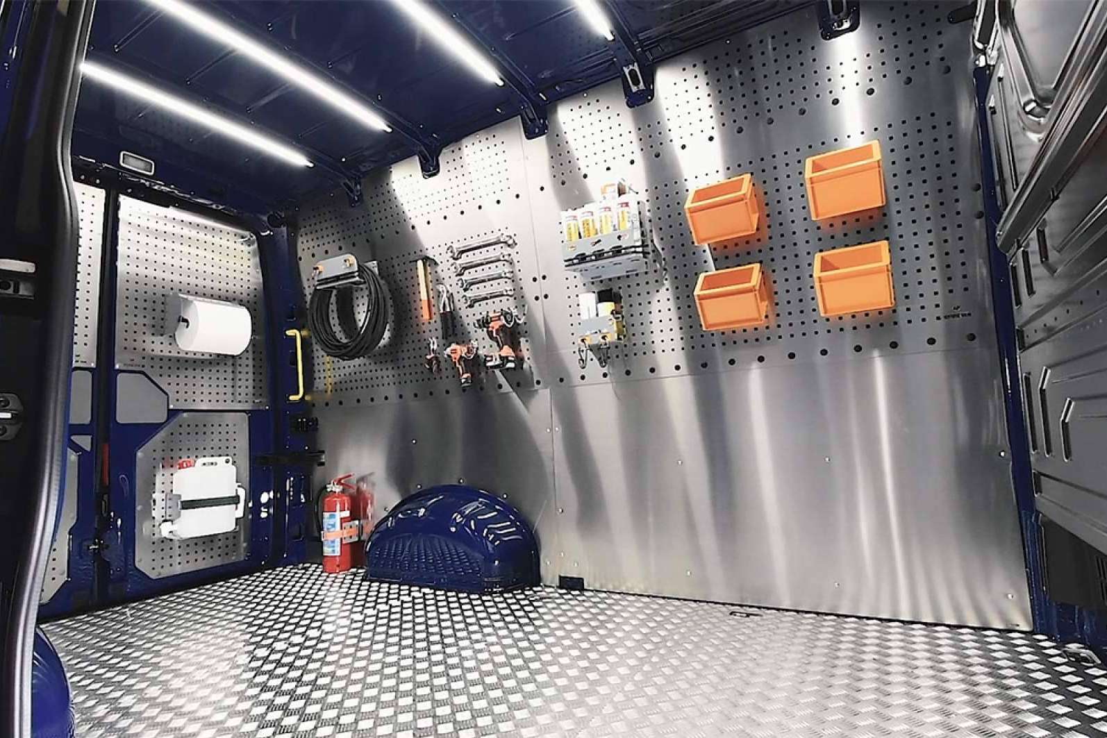 Valsat ofrece soluciones eficaces en la instalación de revestimientos de aluminio para el interior de las furgonetas