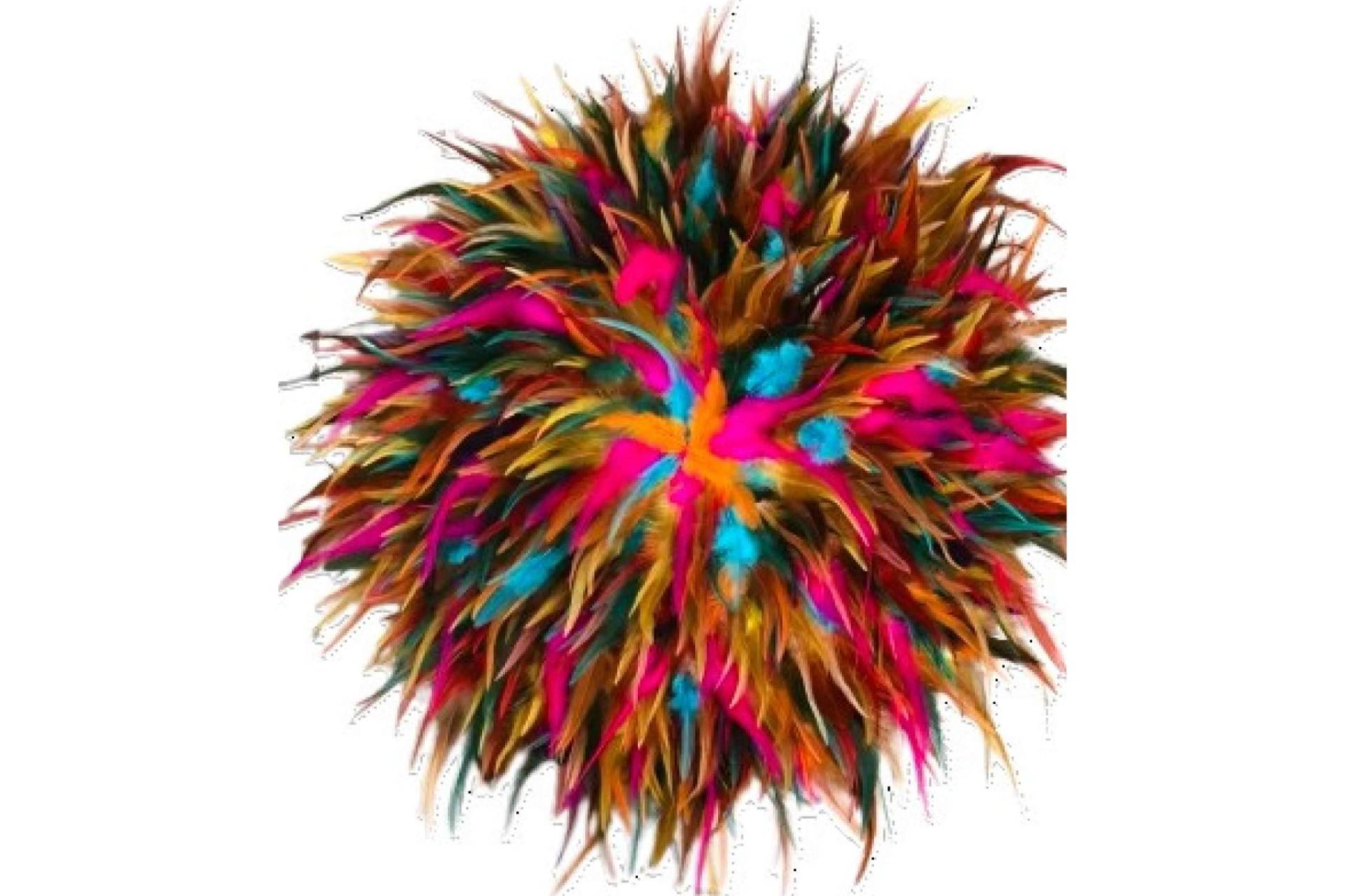 Decorar la pared con adornos de plumas, de la mano de Bali Jewels y sus juju hats artesanales