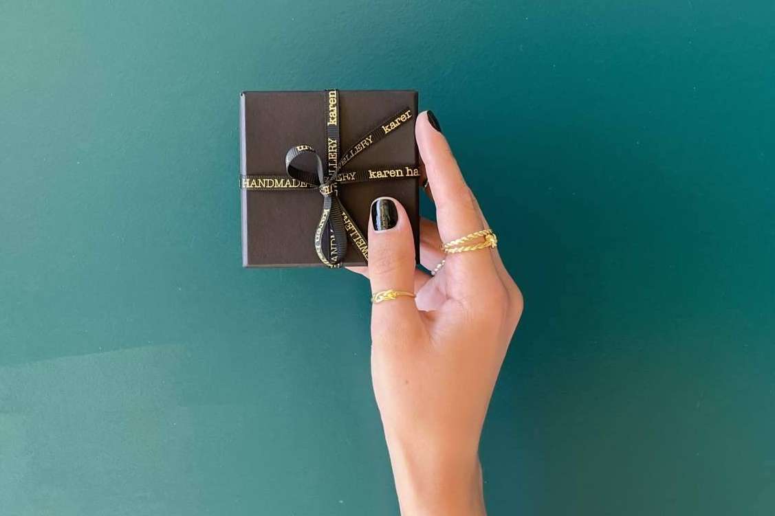 Karen Hallam y la tendencia slow fashion con diseños exclusivos de joyería artesanal