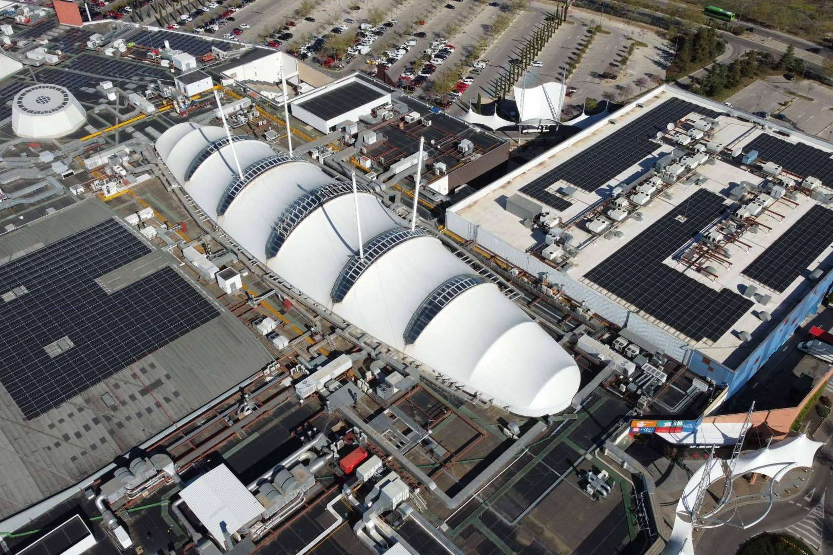 El parque de nieve de Madrid ha incorporado una estructura con módulos fotovoltaicos