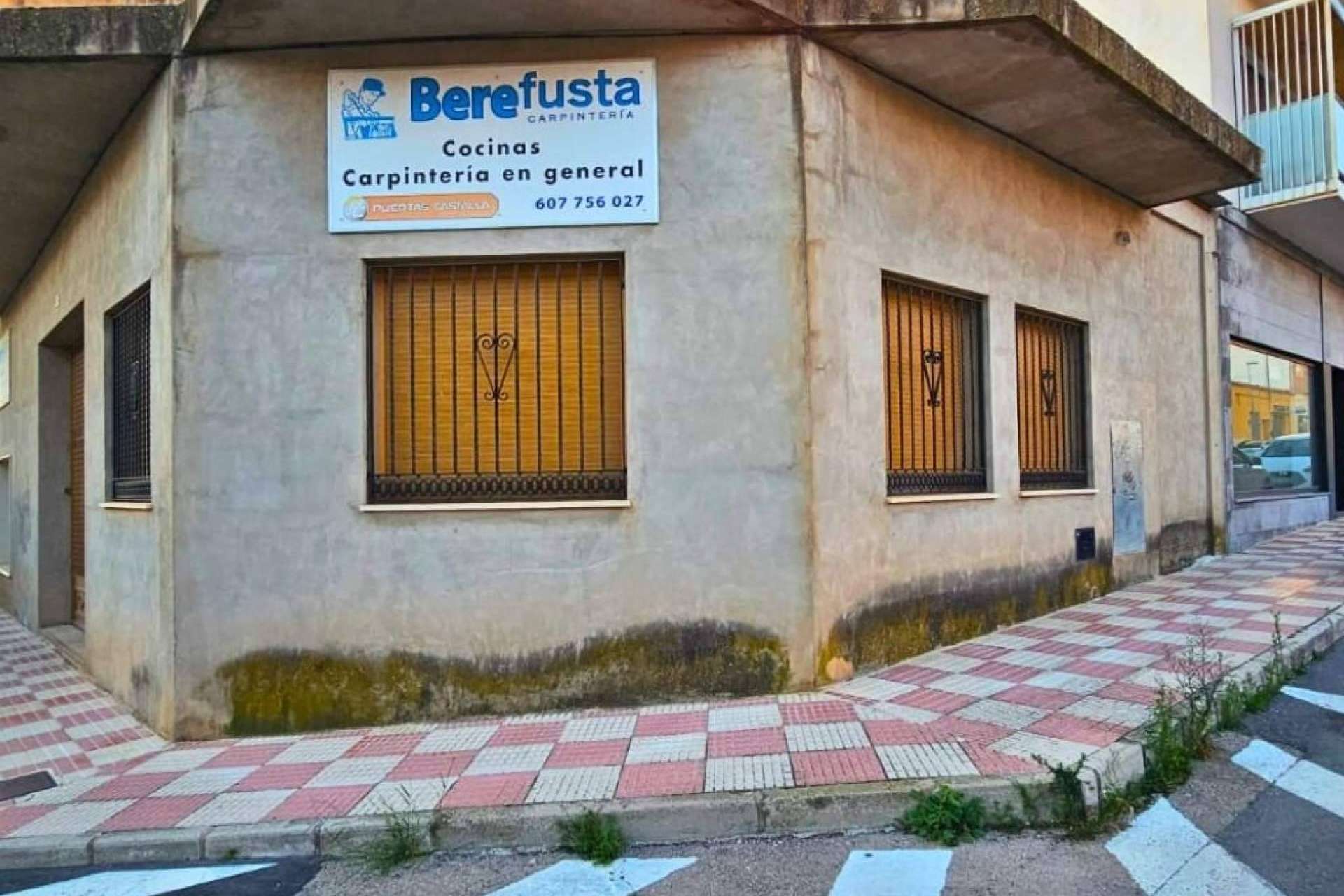 Galvañ Lacados garantiza una limpieza absoluta de fachadas de naves industriales