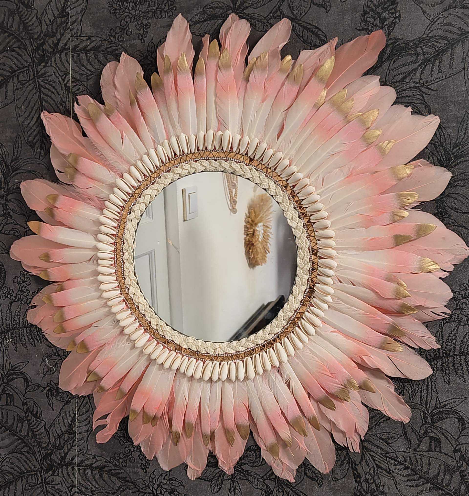 La colección de espejos de plumas de Bali Jewels aporta autenticidad y estilo natural al hogar