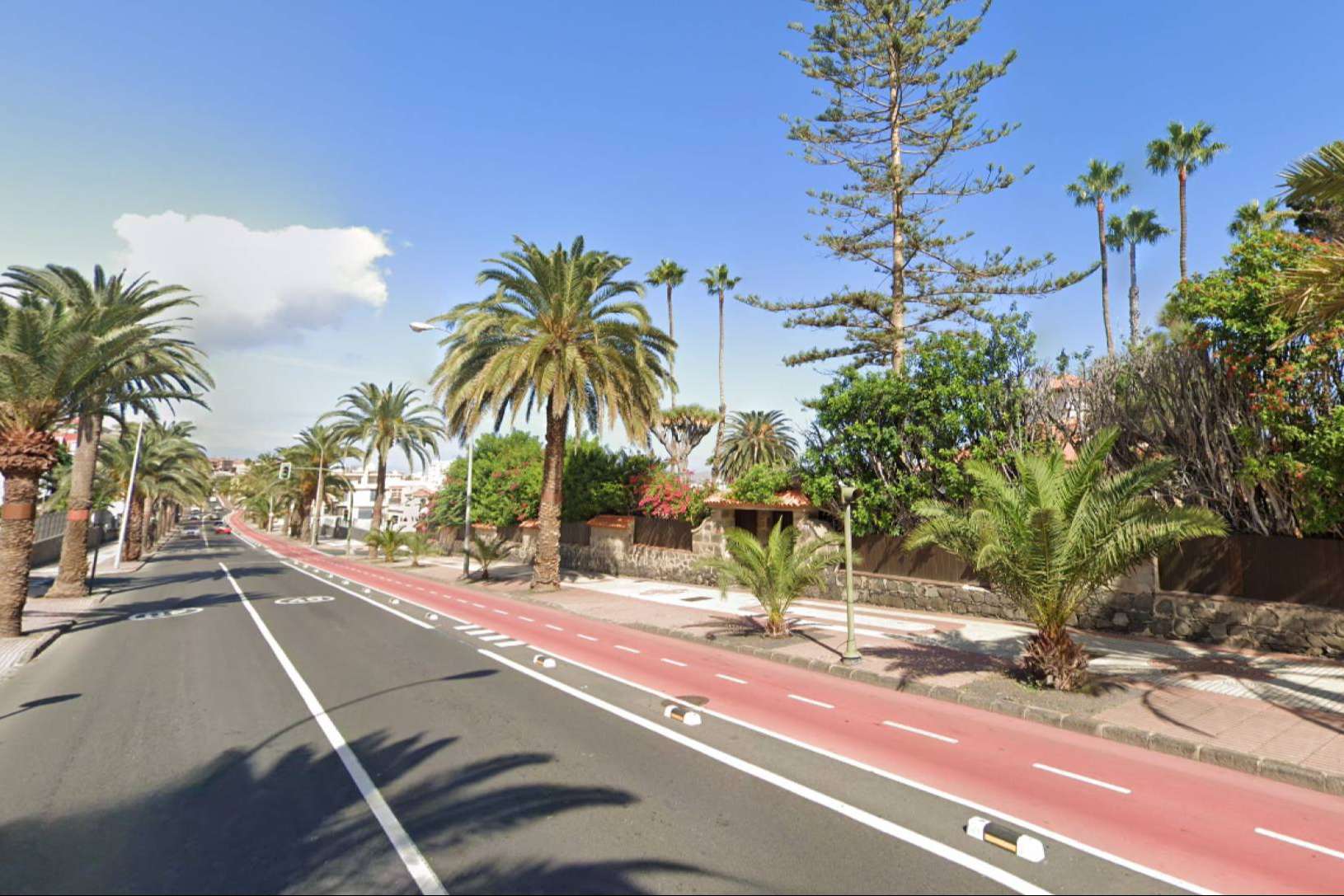 Nuevos separadores de carril bici fotoluminiscentes en Canarias mejoran la seguridad de ciclistas