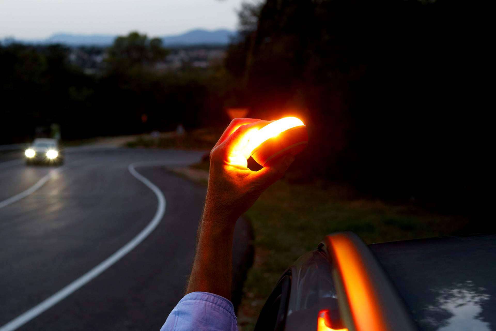 Navidad segura, FlashLED SOS revoluciona la carretera con su luz de emergencia conectada