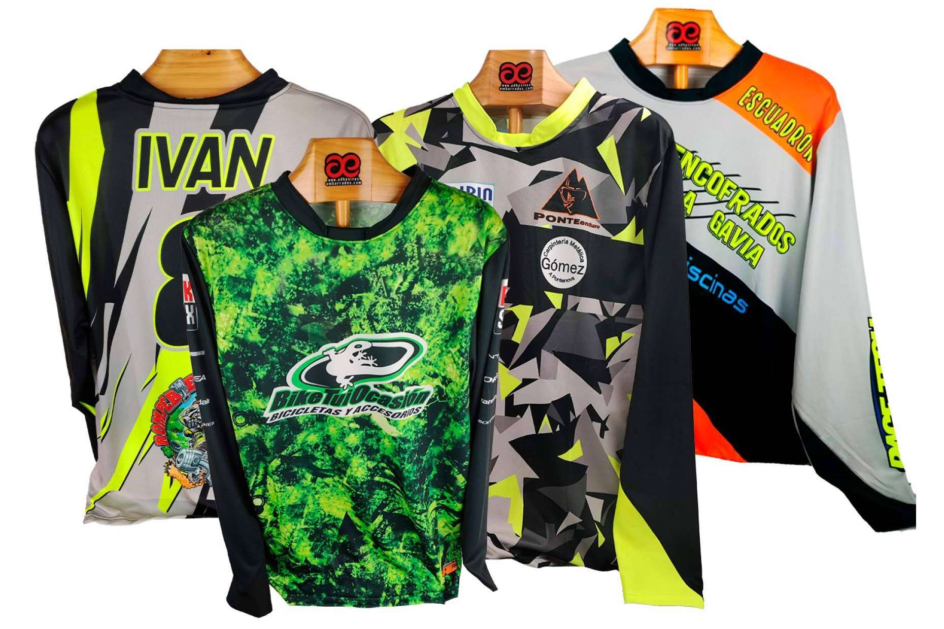 ADHESIVOSEMBARRADOS lanza una línea exclusiva de ropa off-road personalizada para pilotos