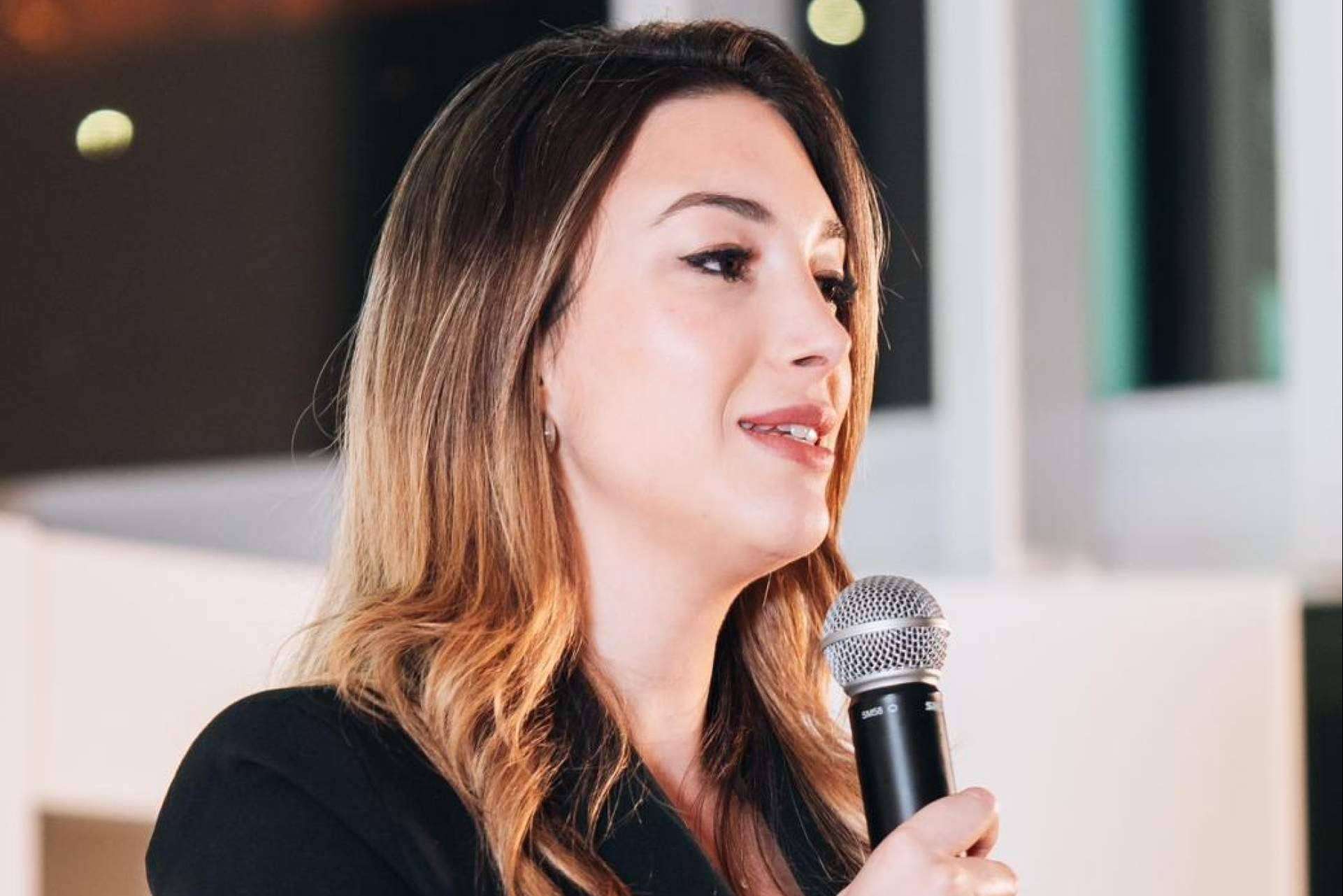 Periodismo, estrategia y gastronomía; la influencia de Claudia Raymat en diferentes ámbitos