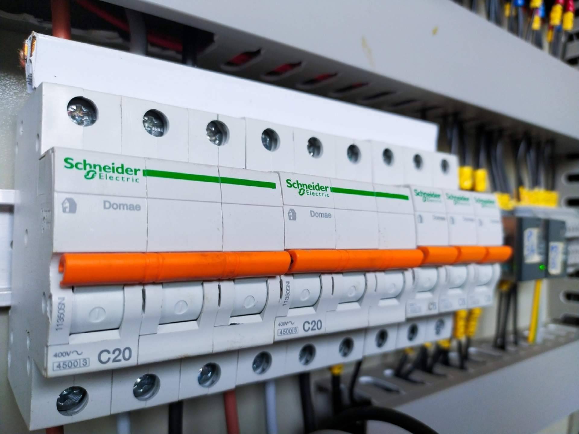 Cadenza Electric impulsa el acceso a material eléctrico Schneider Electric con precios atractivos