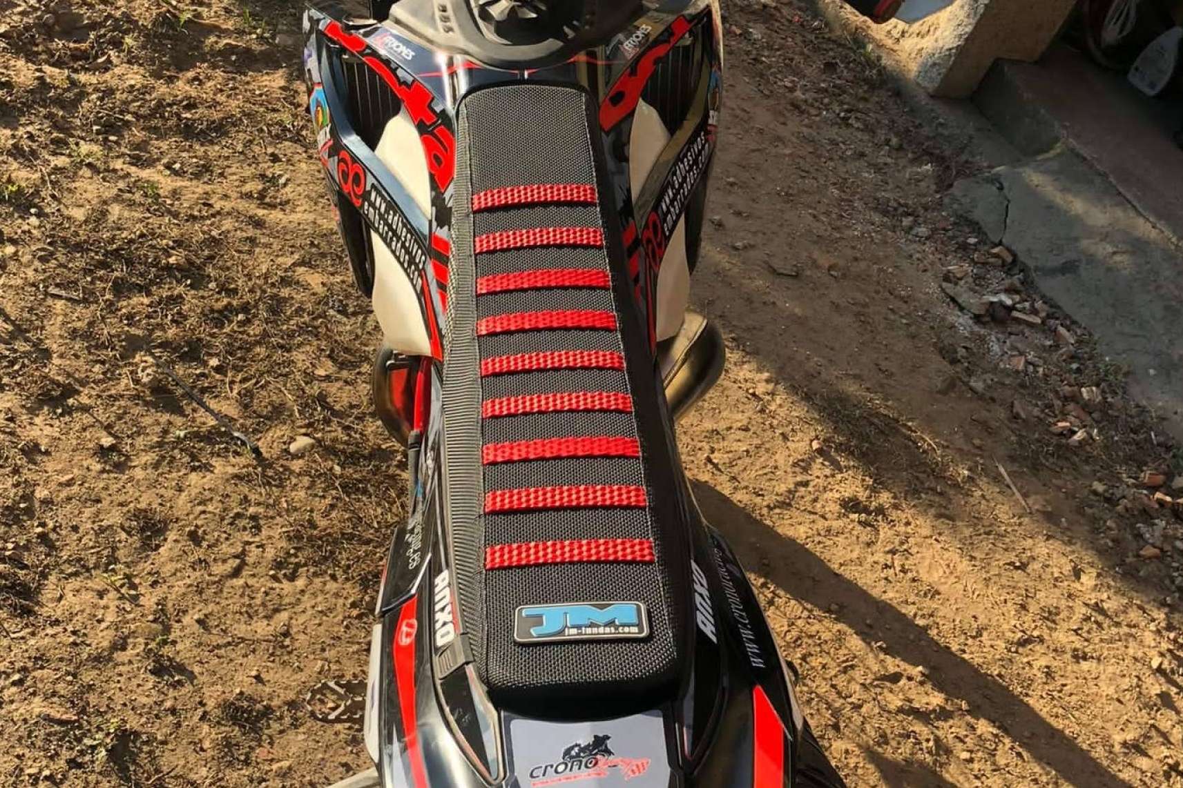 Tapizar asiento de moto con estilo; JM-FUNDAS destaca con fundas personalizadas y funcionales