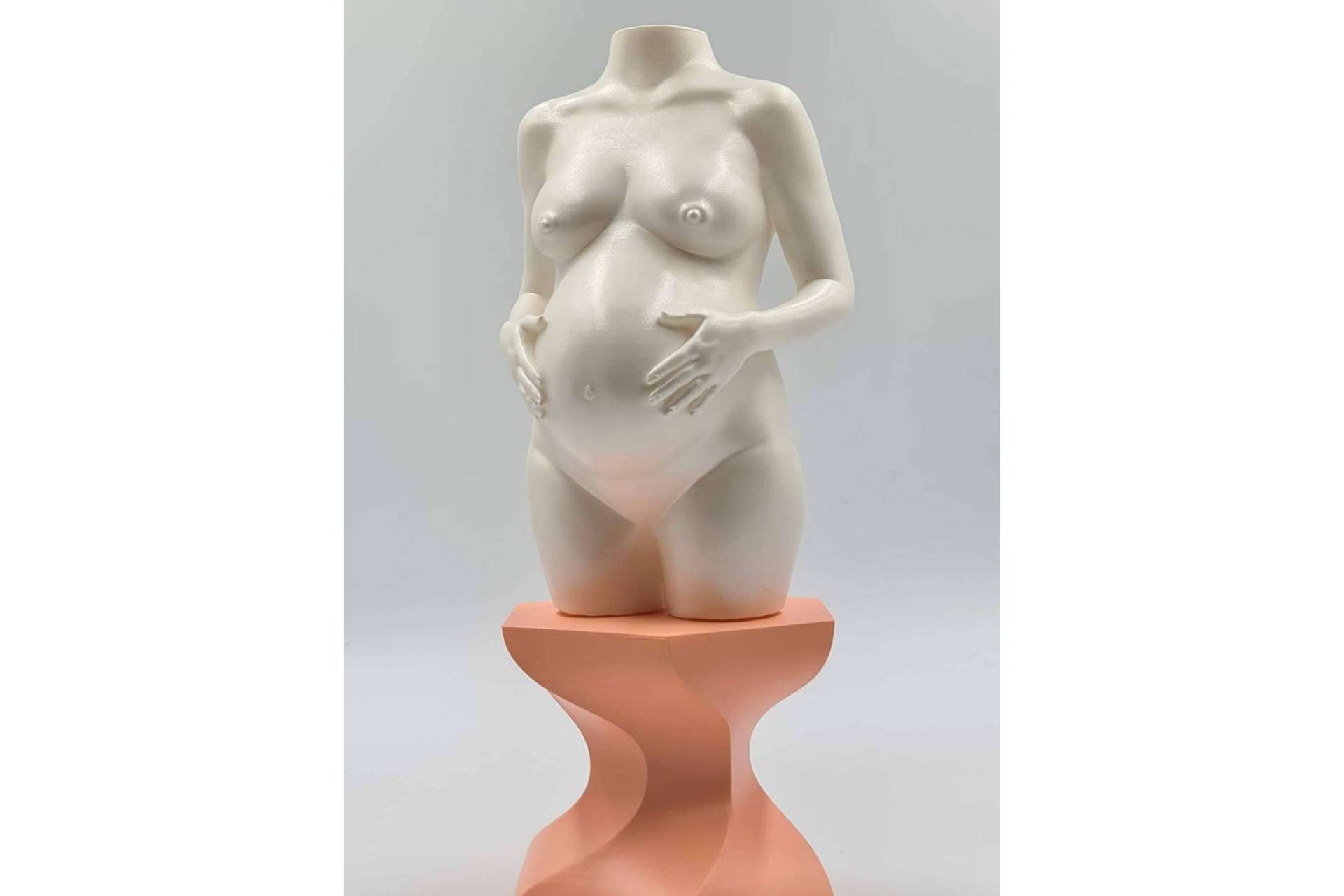 Una escultura del embarazo, el regalo para embarazada que perdura en el tiempo