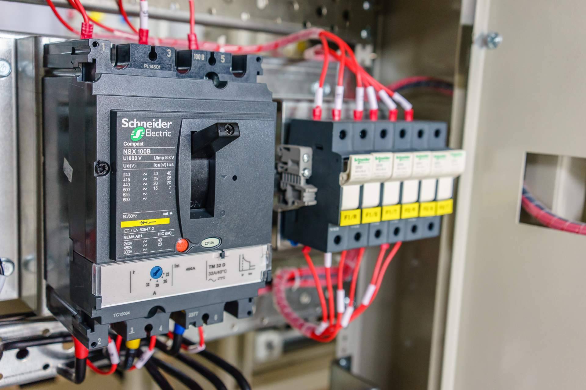 Cadenza Electric incorpora productos Schneider Electric con disponibilidad inmediata y precios ajustados