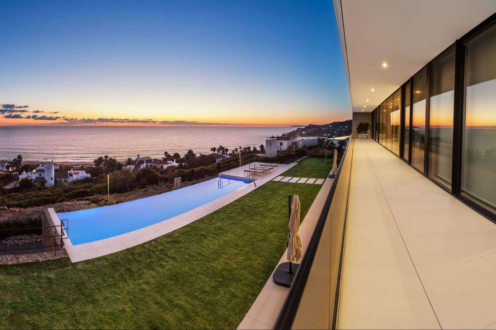 Villa Alkaram, el alquiler de lujo con piscina y jacuzzi frente al mar en Zahara de los Atunes