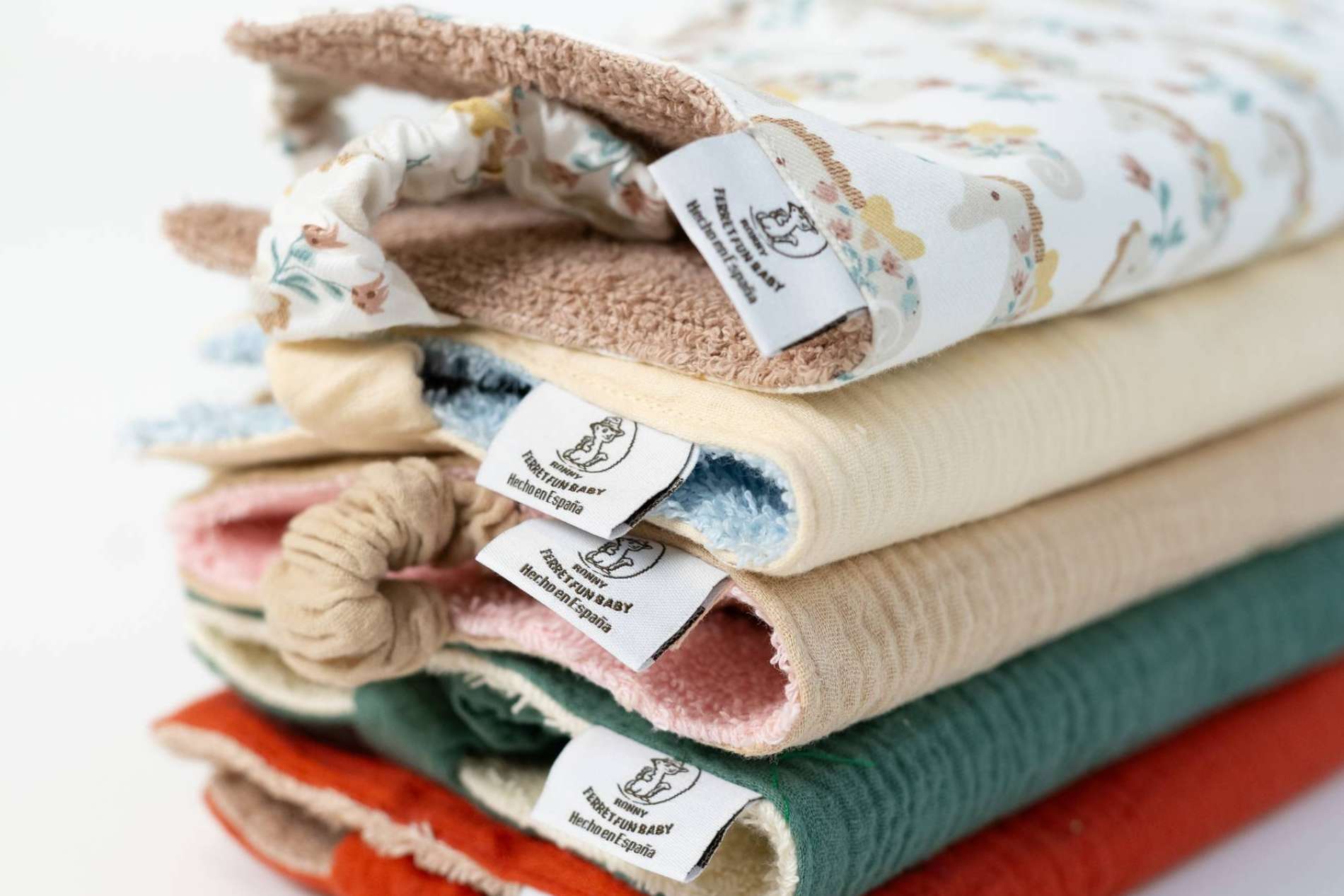 Ferret Fun Baby lanza su primera colección de baberos hechos a mano en España