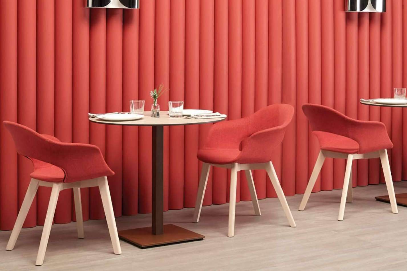 OfficeDeco refuerza su oferta en mobiliario de hostelería con diseños pensados para entornos exteriores