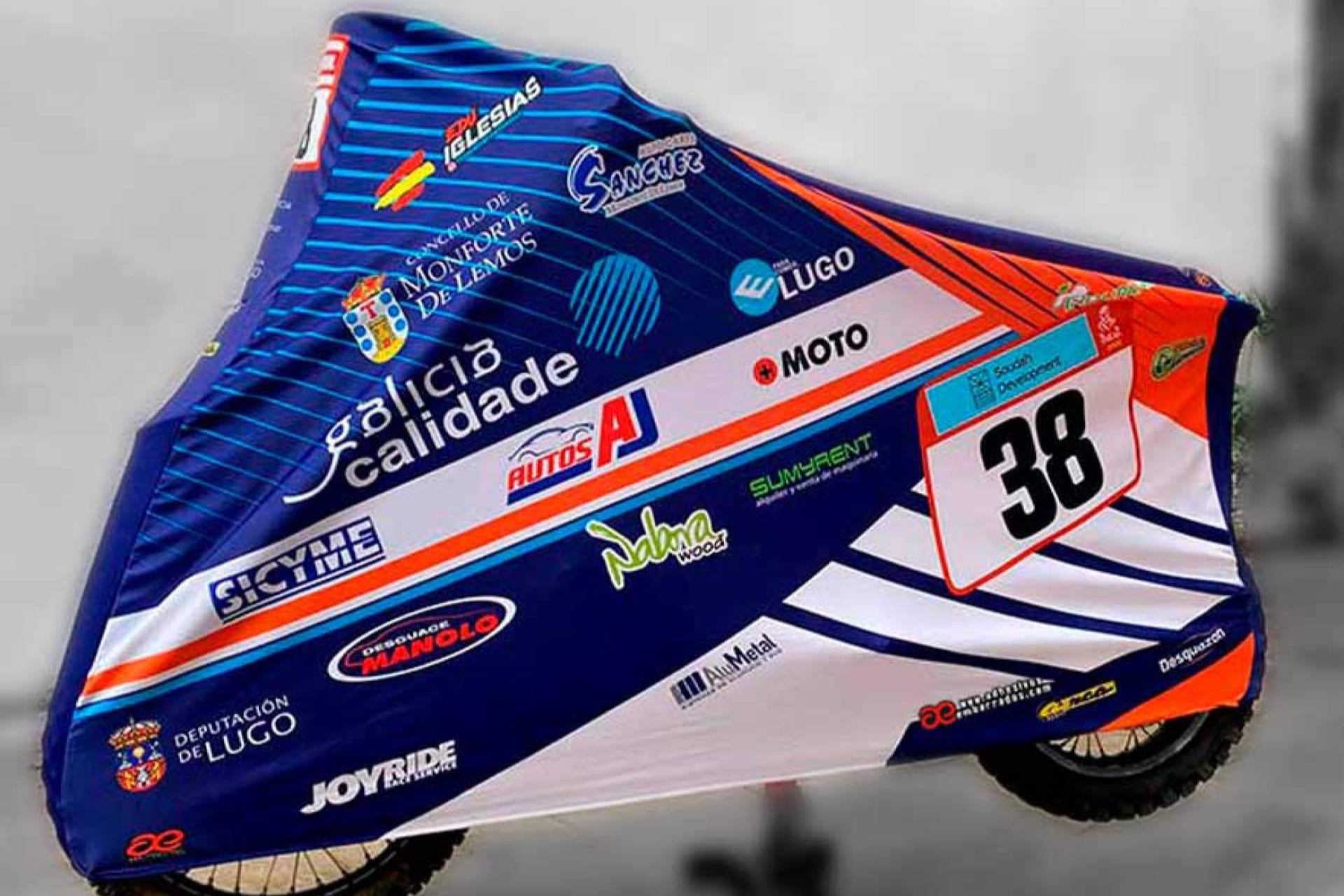 Nueva solución de ADHESIVOSEMBARRADOS, funda cubre vehículos para moto, quad o carcross totalmente personalizada