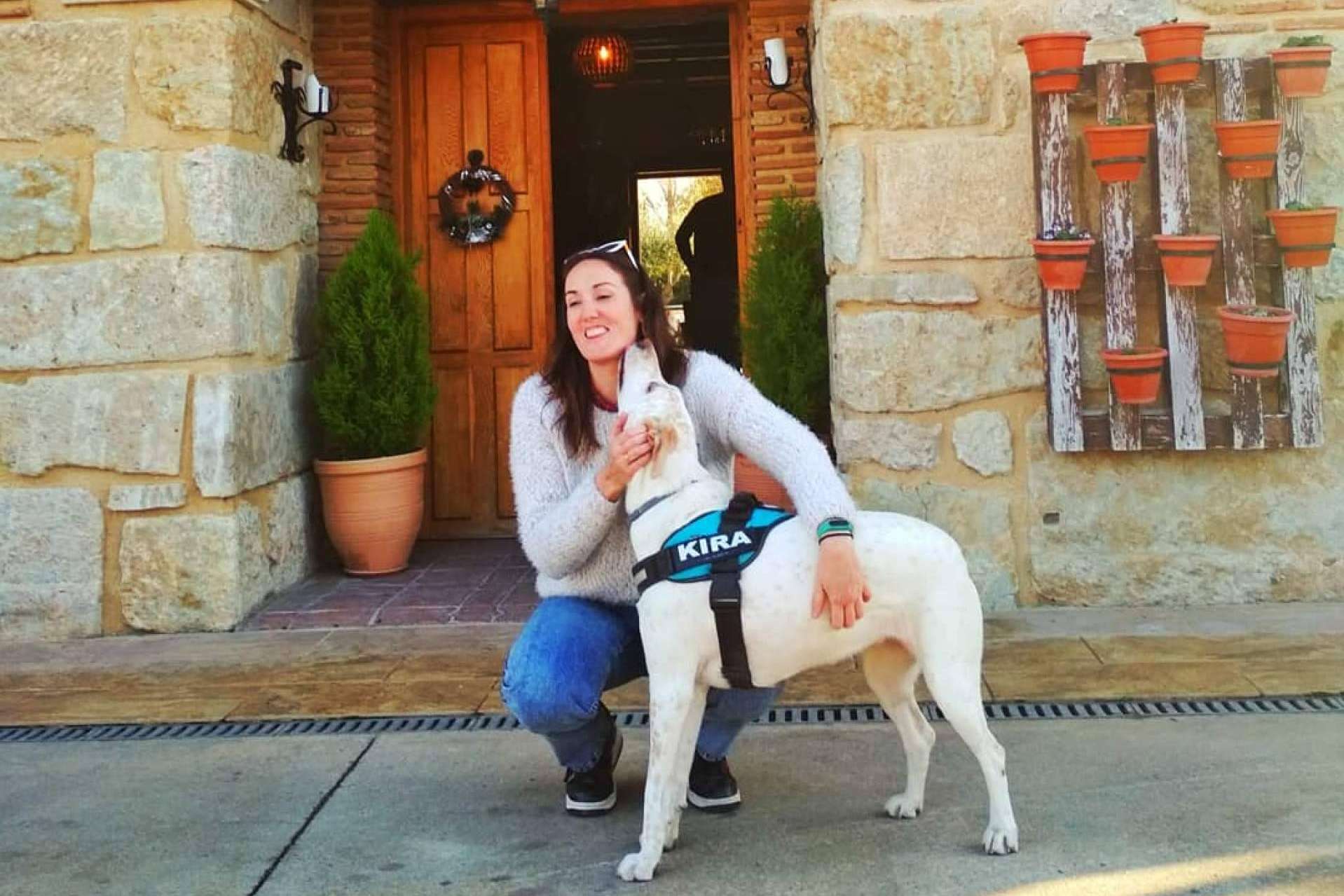 Crece la demanda de escapadas petfriendly en entornos naturales entre parejas jóvenes con conciencia ecológica