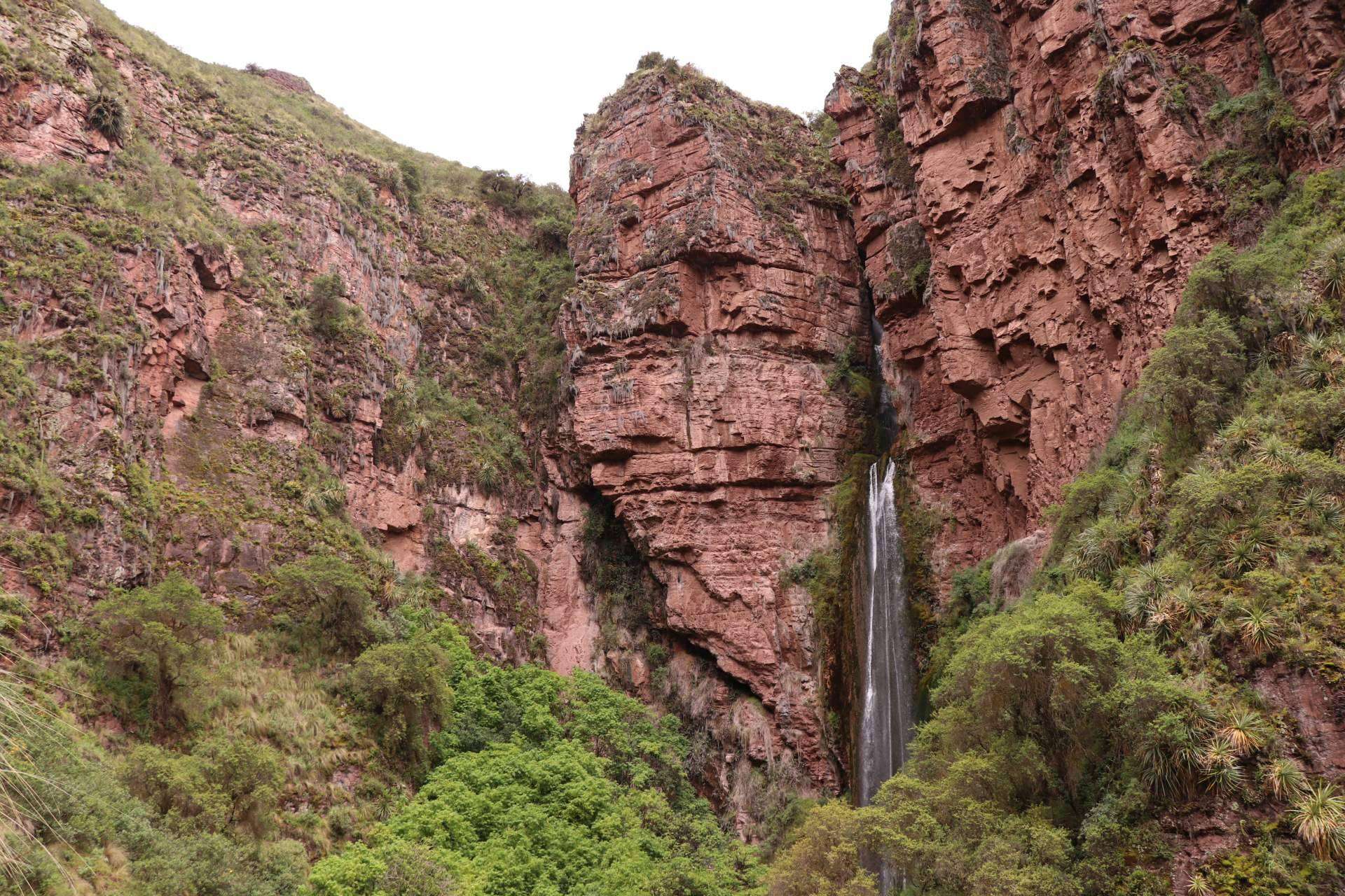 Descubrir la catarata de Perolniyoc y hospedarse en Cocatambo Hotel, en el corazón de Ollantaytambo