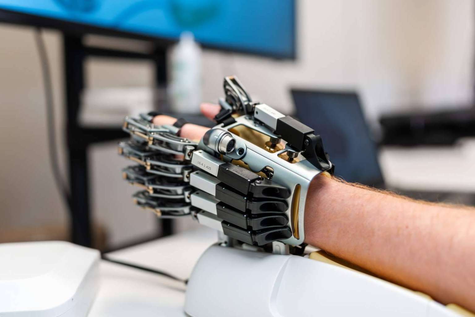 Movex Clinics incorpora exoesqueletos HANK, BELK y Hand of Hope para impulsar la neurorrehabilitación robótica de Gogoa