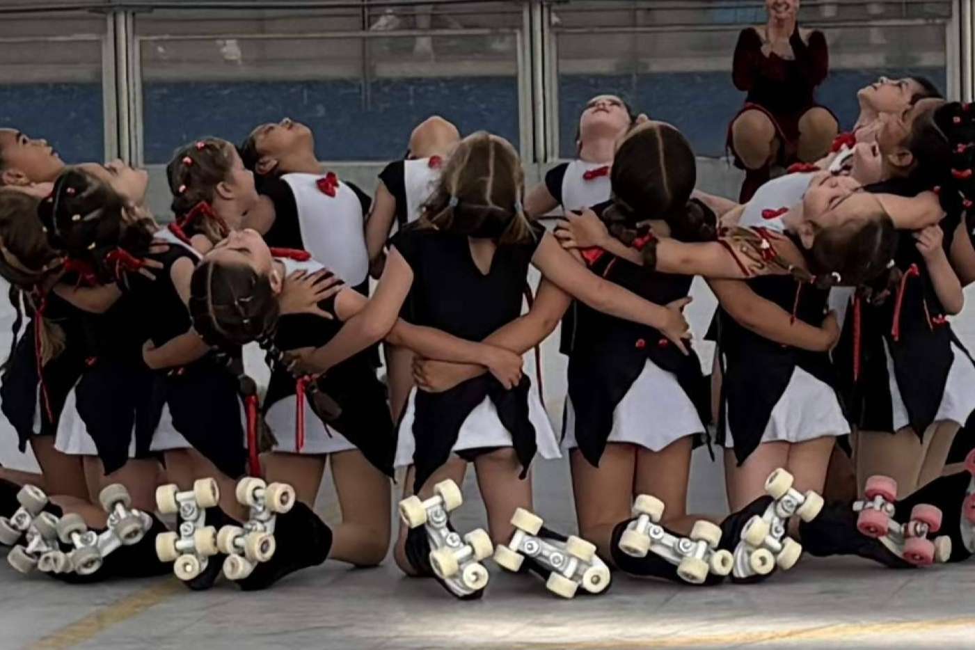Niños desde los 4 años aprenden a patinar mientras desarrollan habilidades físicas y sociales