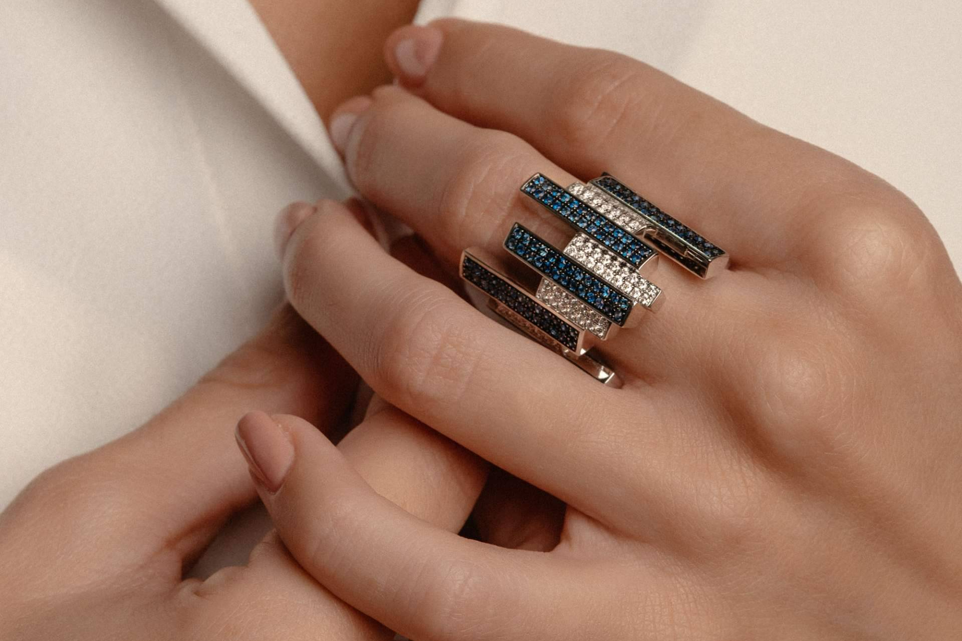 Brillo con carácter; anillo con esmeralda y anillos con zafiros en oro 18K