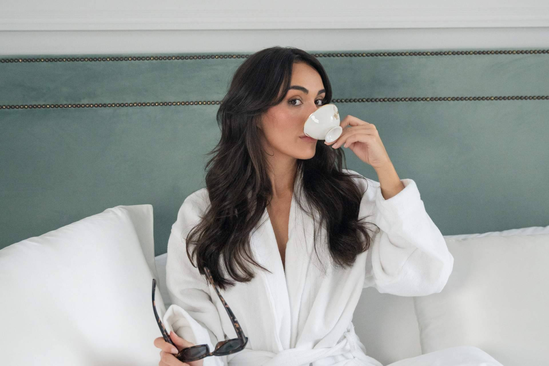 ONISA COTÉ revela cómo la seda de morera protege la piel y el cabello mientras se duerme