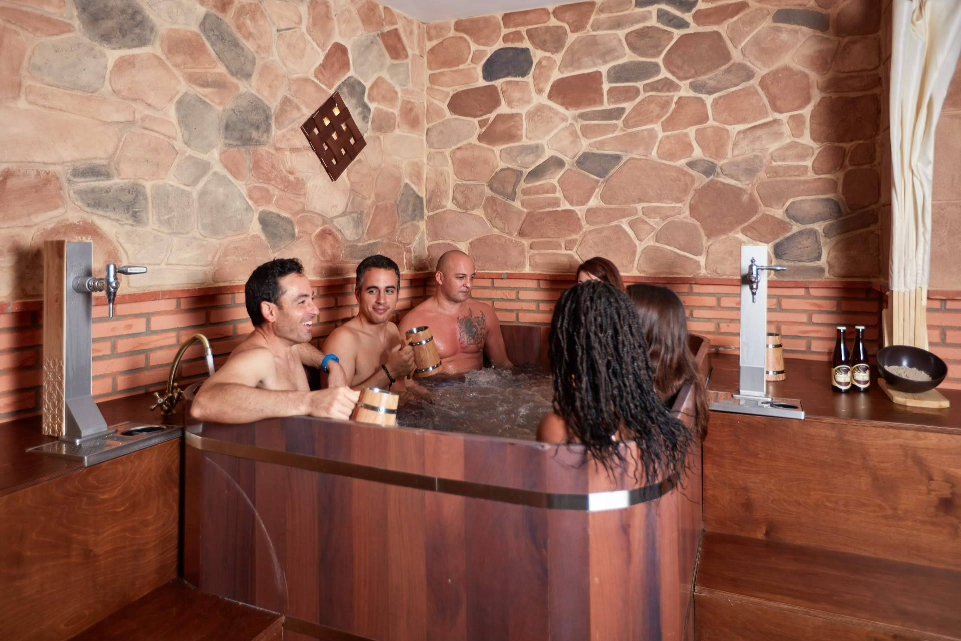 Beer Spa presenta el bono regalo spa como opción versátil para parejas, grupos de amigos y empresas