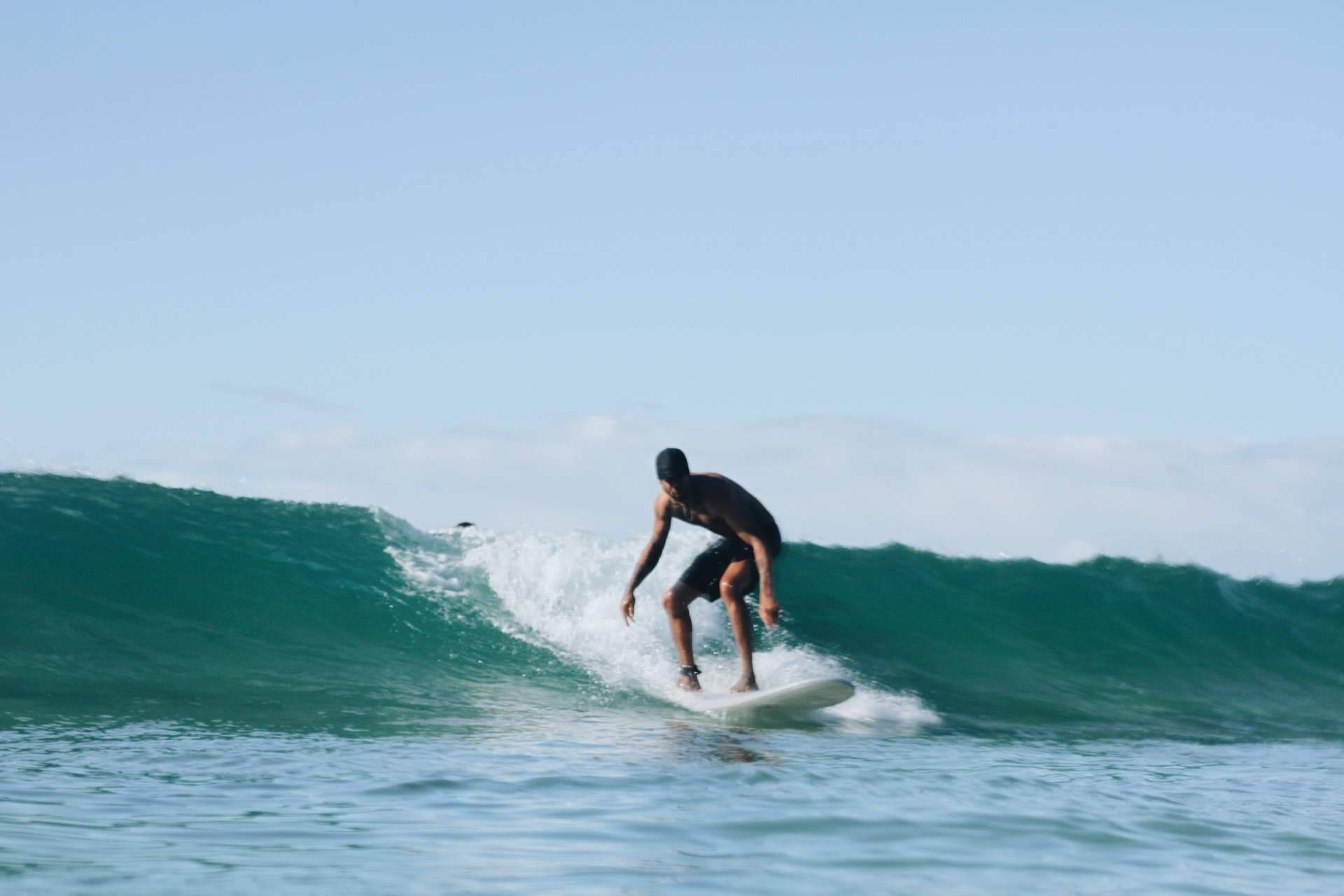 Fly selecciona las mejores playas para aprender a surfear en otoño en la costa española