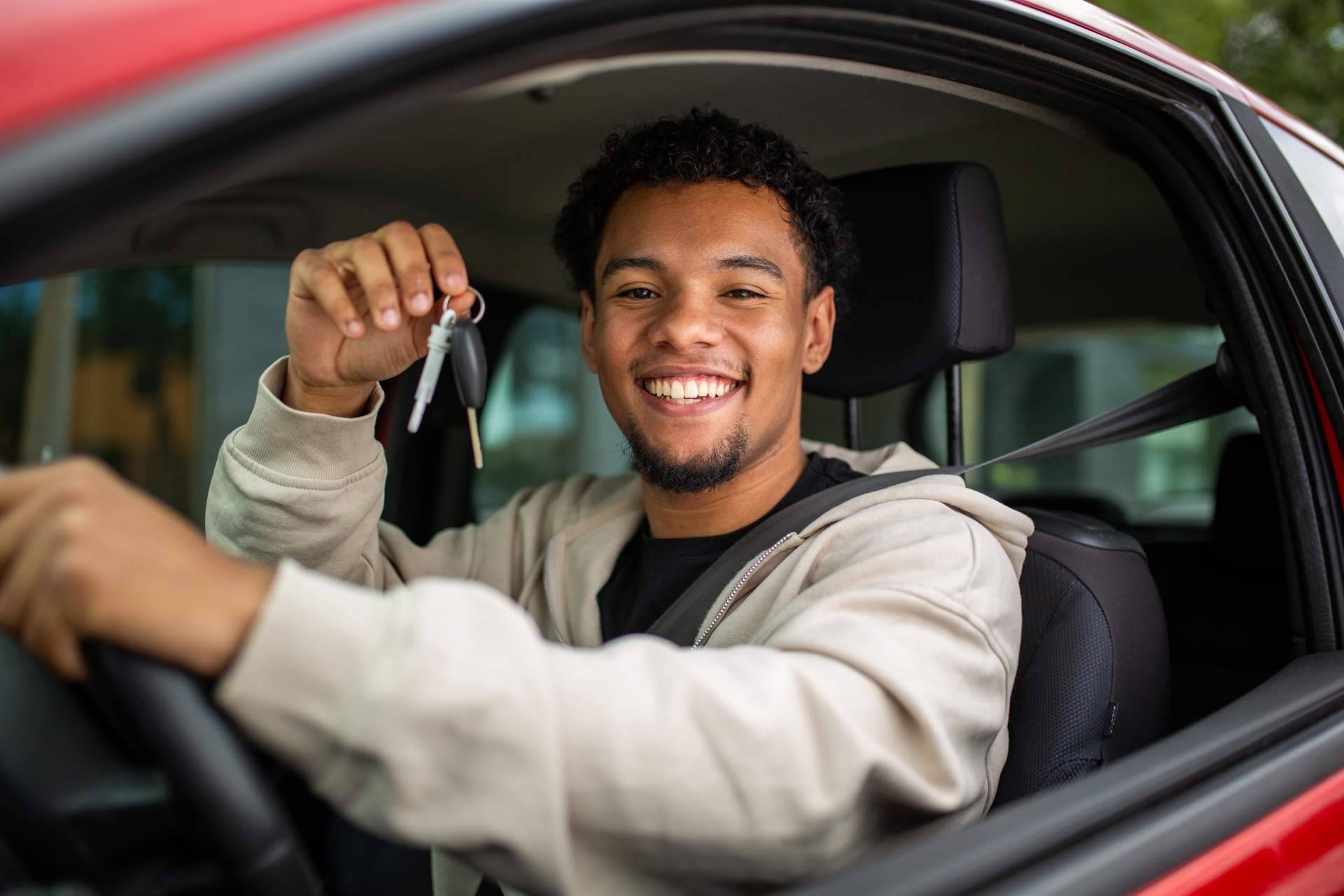 Jóvenes conductores encuentran en el renting una alternativa práctica frente a la compra de coche