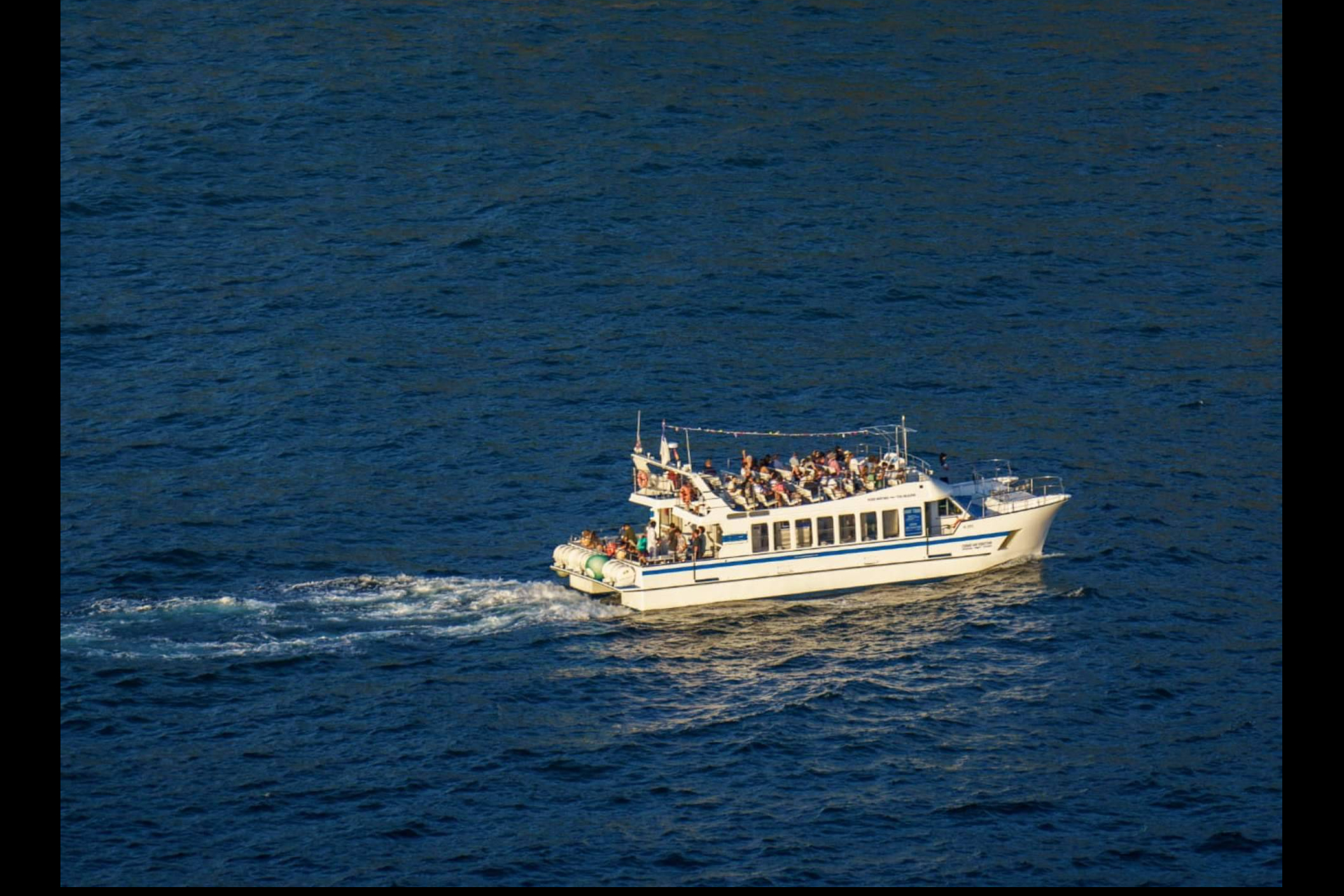 Frente a la ecología superficial, el catamarán de San Sebastián navega con 0 emisiones reales todo el día